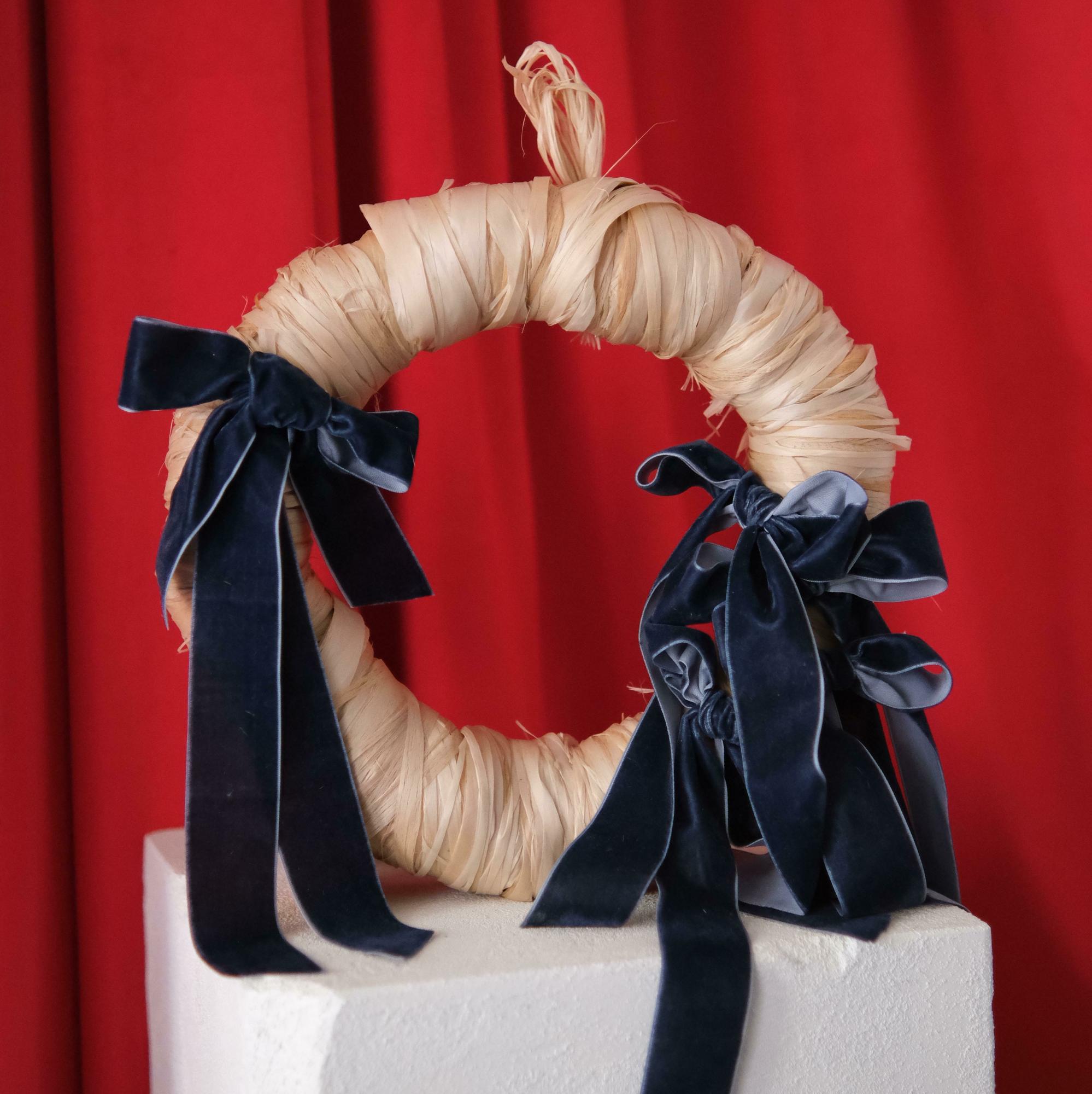 Венок из лыка c бархатными лентами