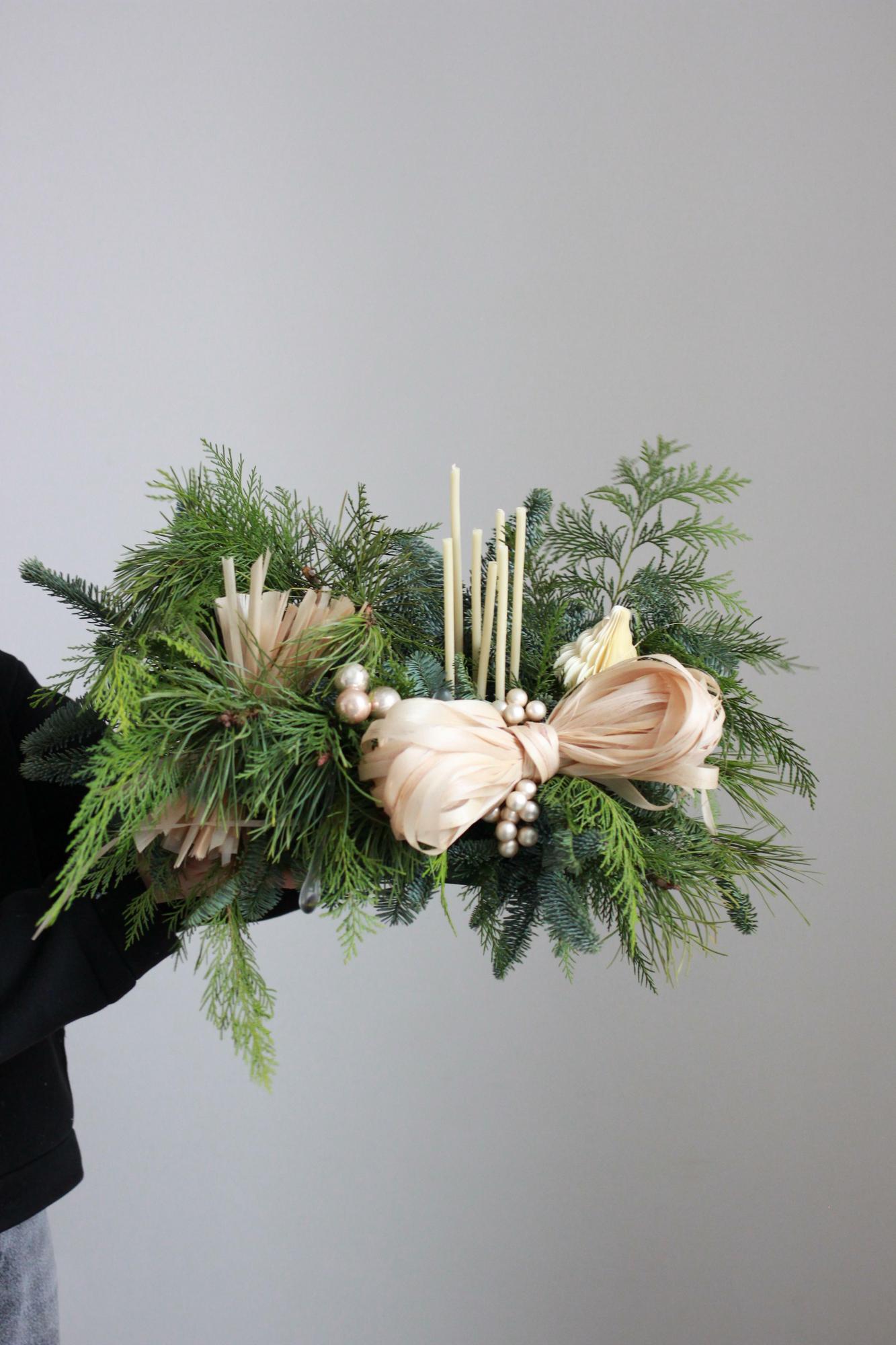 Рождественская композиция с тонкими свечами