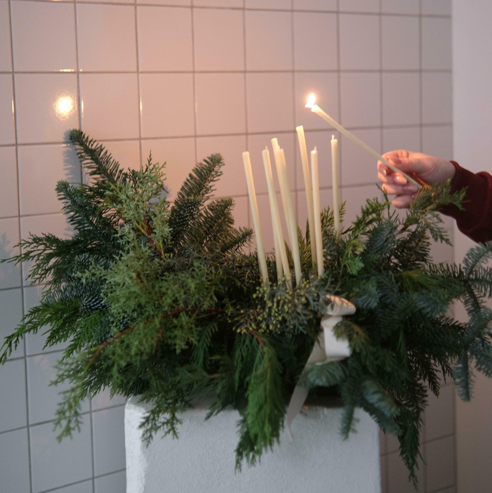 Рождественская композиция с тонкими свечами