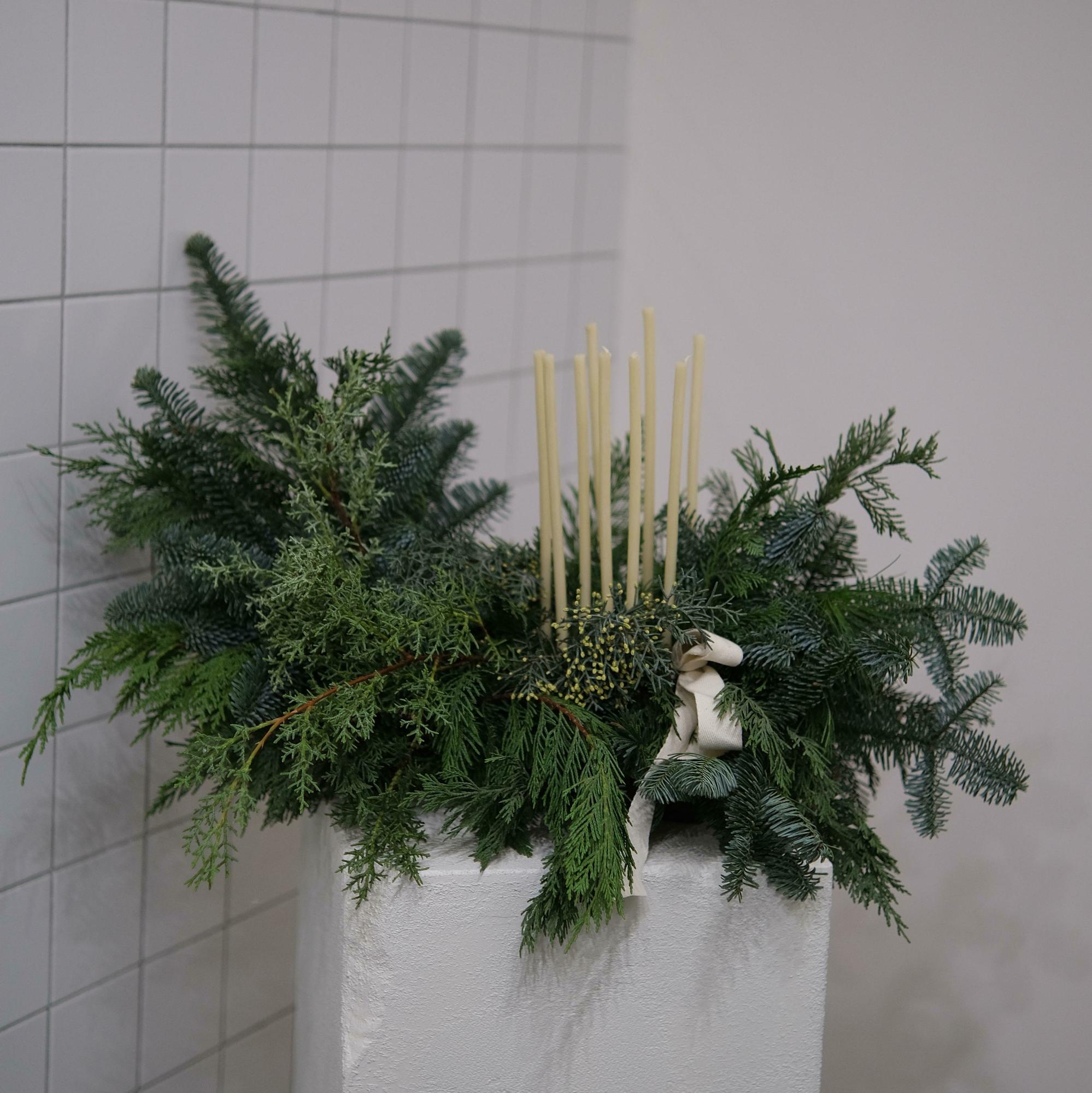 Рождественская композиция с тонкими свечами