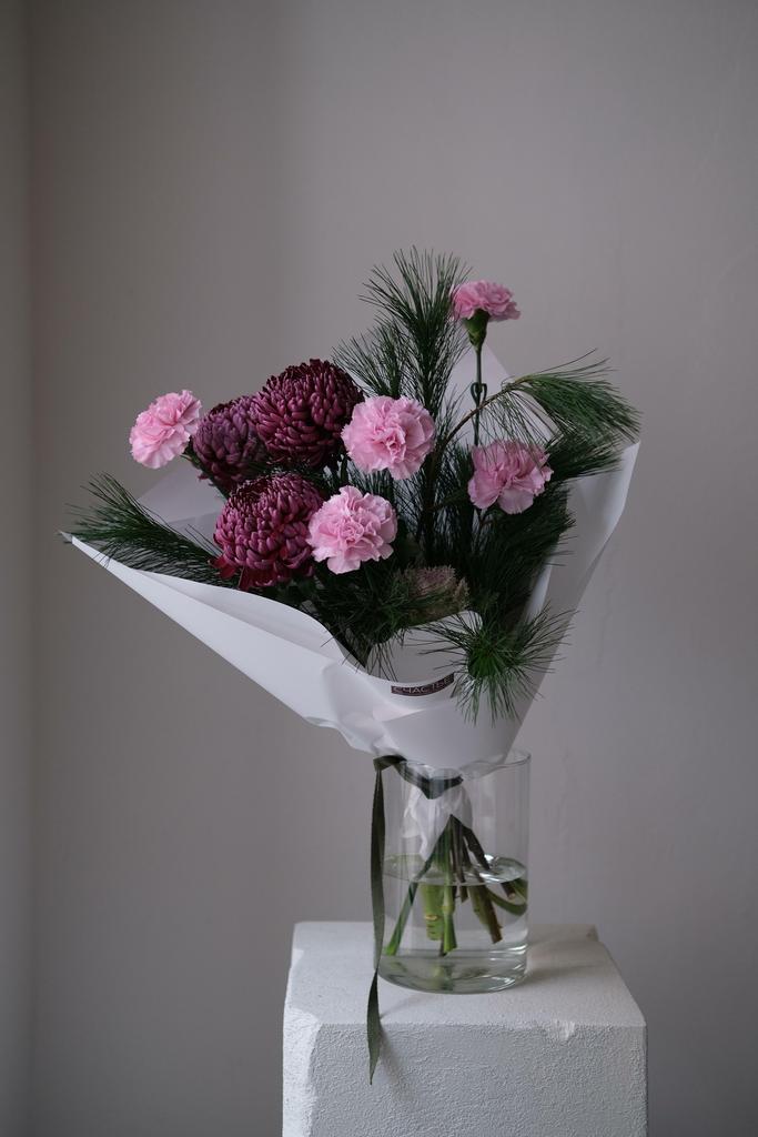 Букет с веточками германской сосны