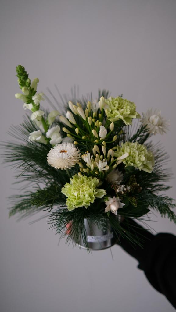 Цветочно-хвойная композиция в металле