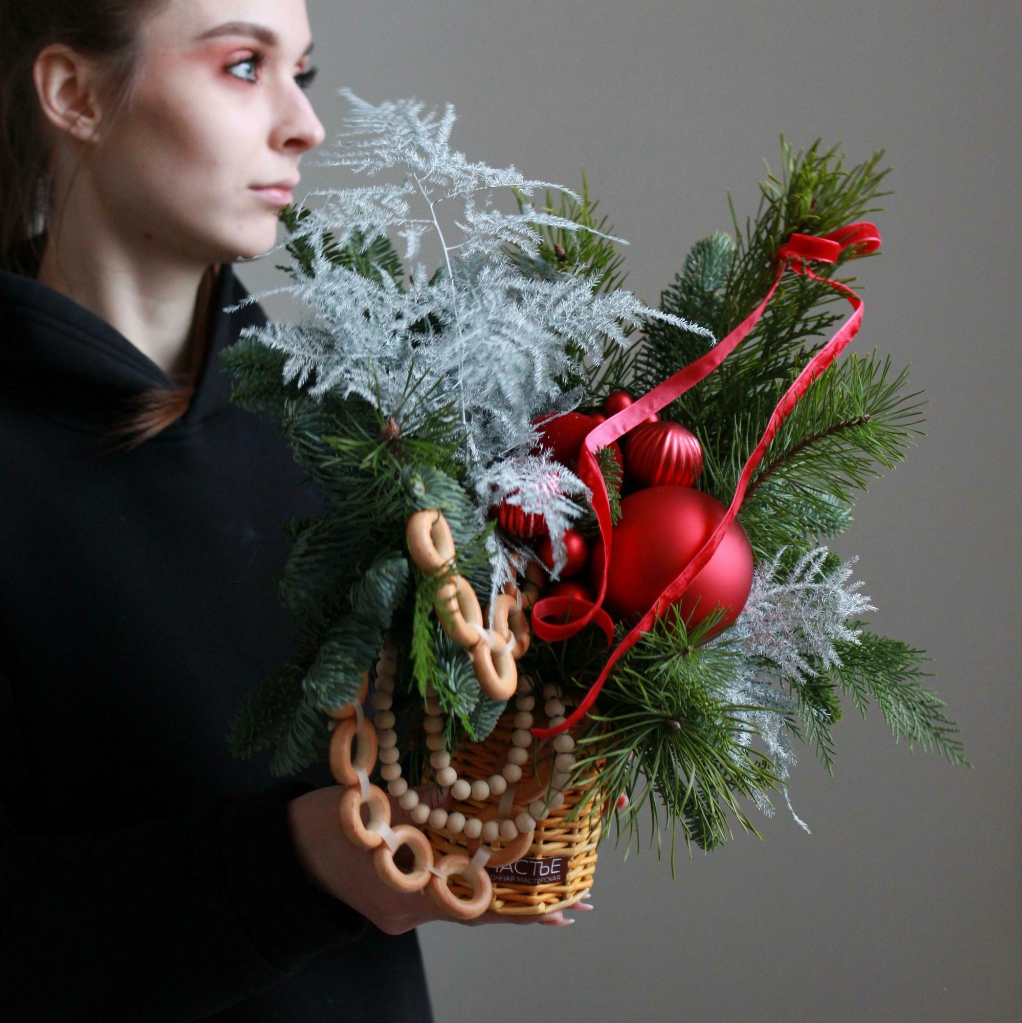 Новогодняя композиция в плетеной корзинке