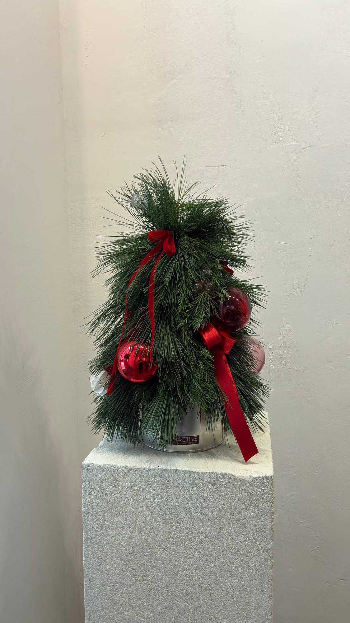 Елочка в красных тонах