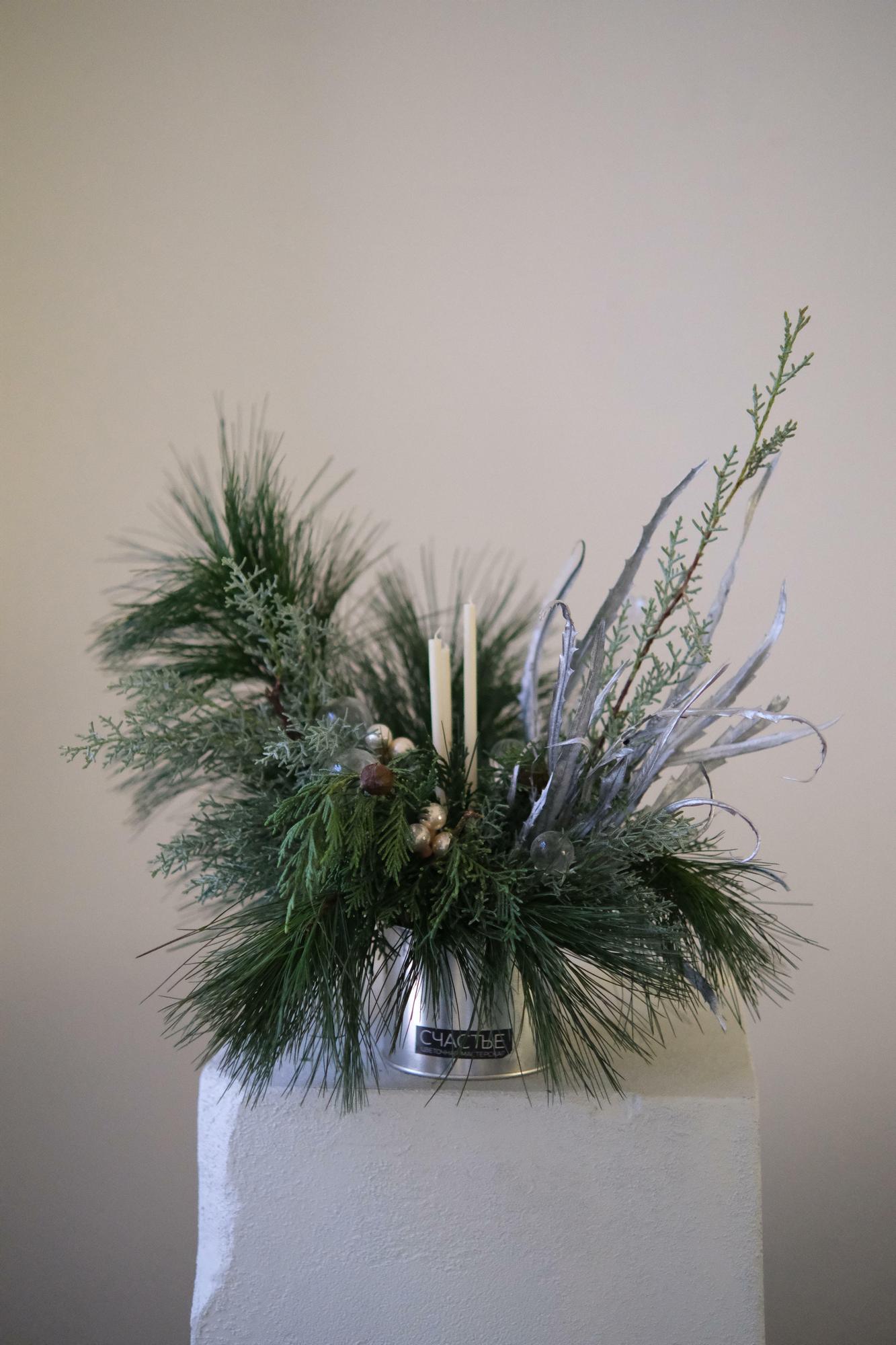 Серебристая композиция со свечами