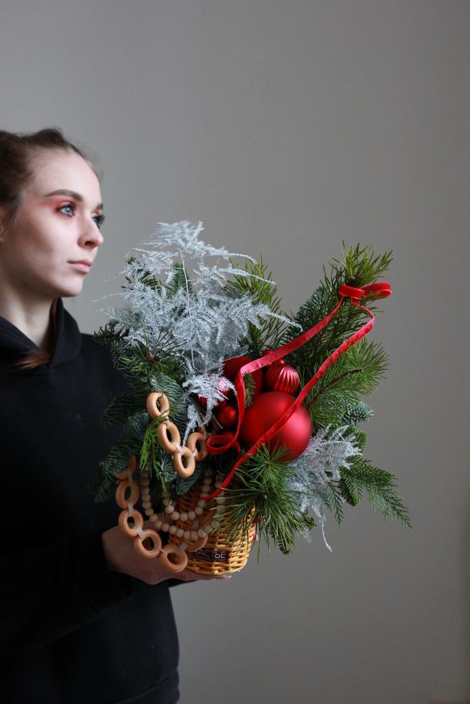 Новогодняя композиция в плетеной корзинке