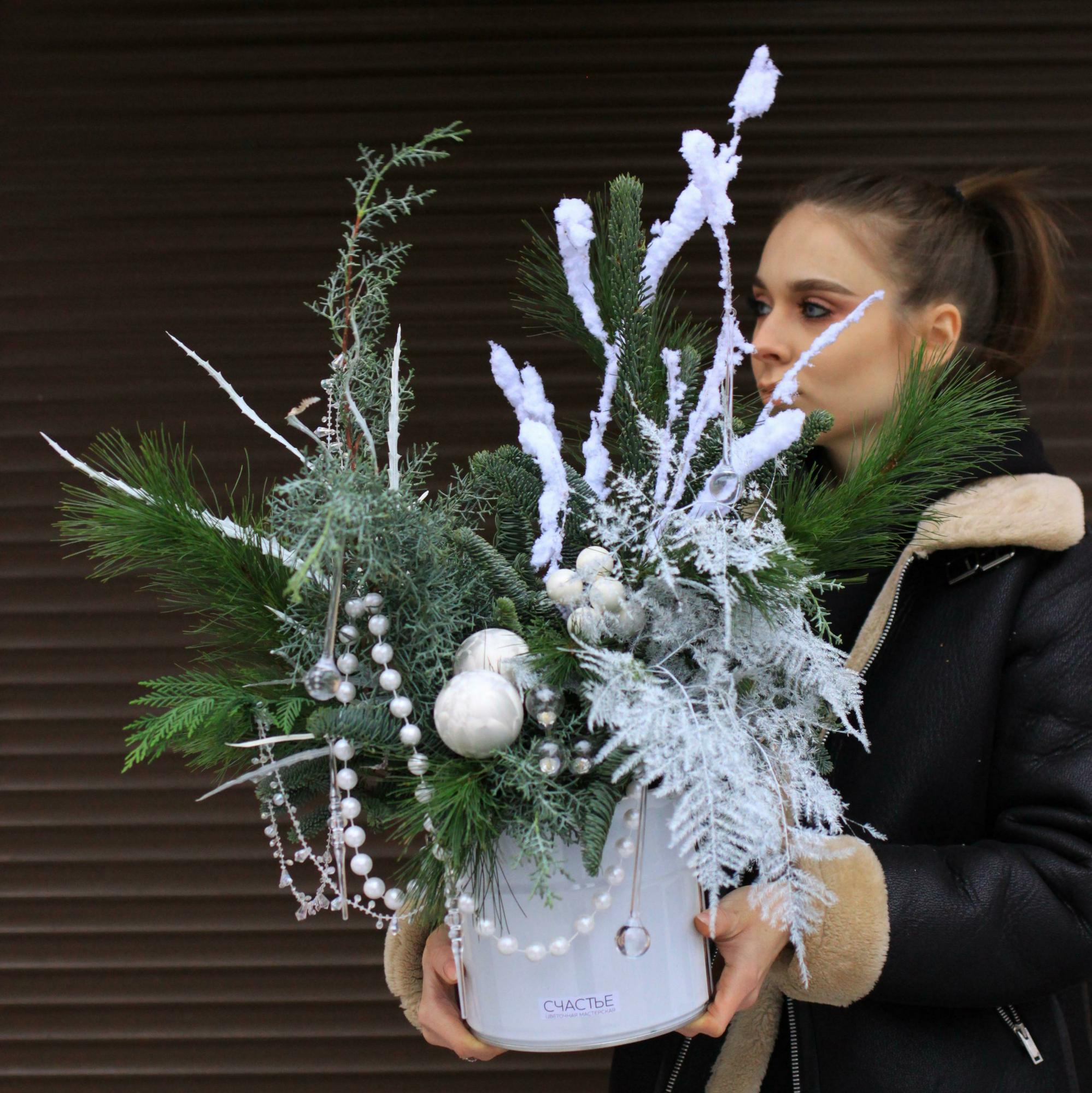 Композиция в металле в белой гамме