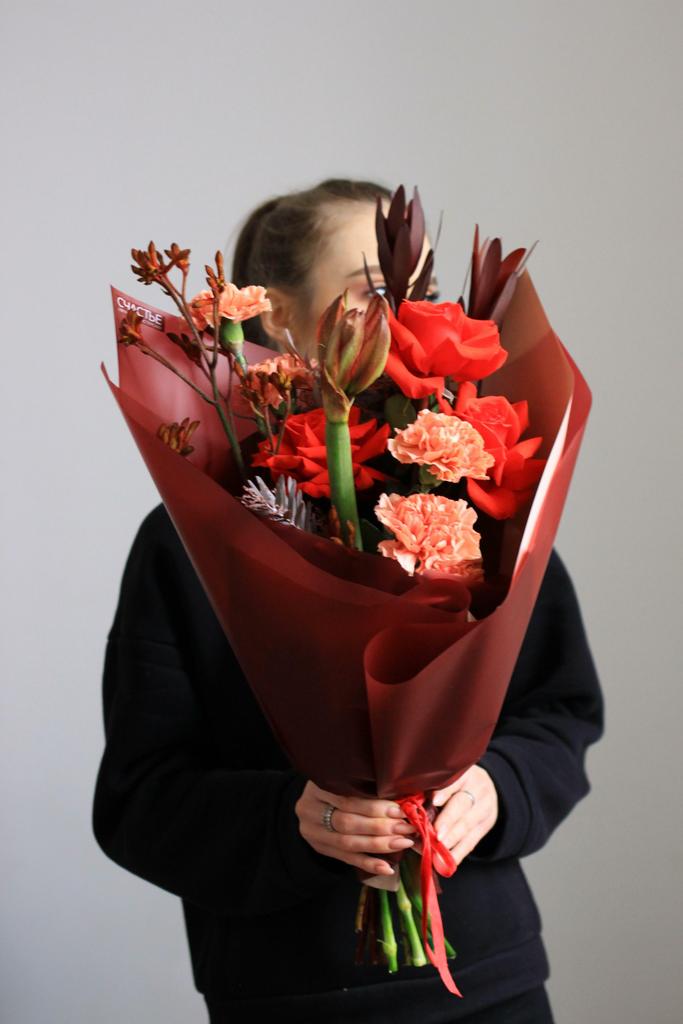 Авторский букет в бордовой гамме