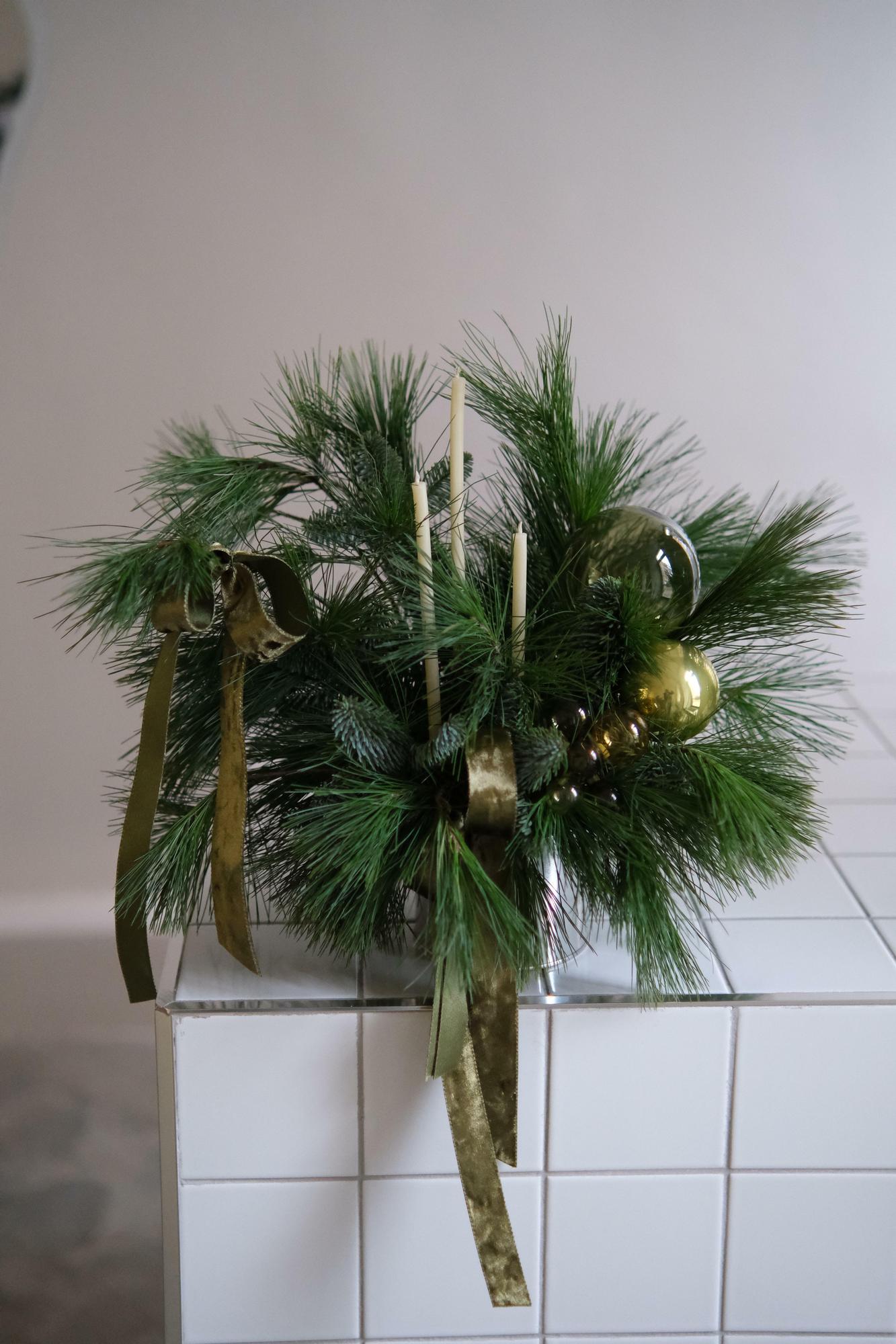 Хвоя с тонкими свечами в металле Оливковая