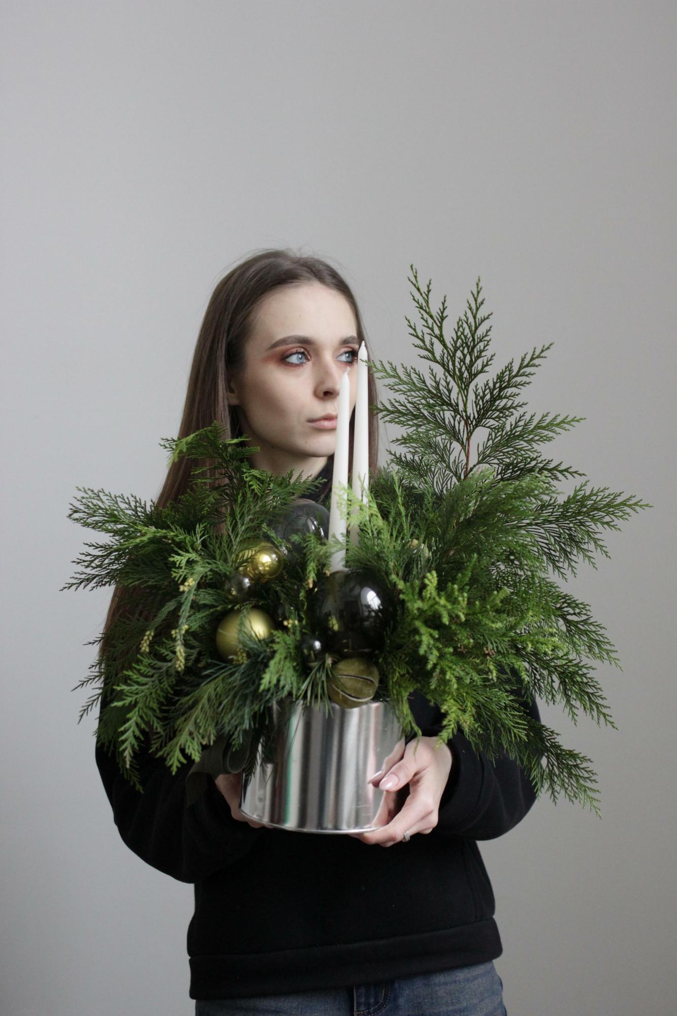 Композиция хвойная оливковая со свечами