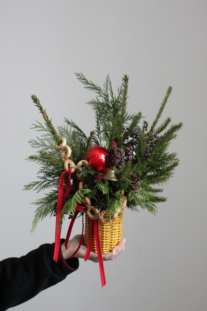 Хвойная композиция в плетеном кашпо