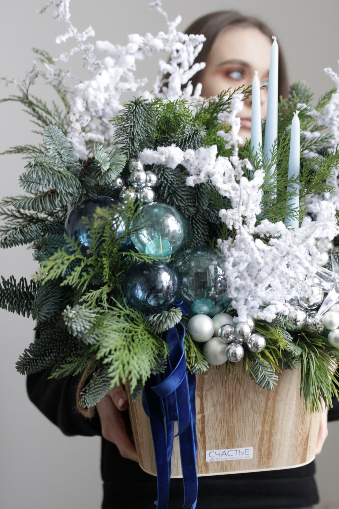 Хвойная корзина со стеклянными шарами