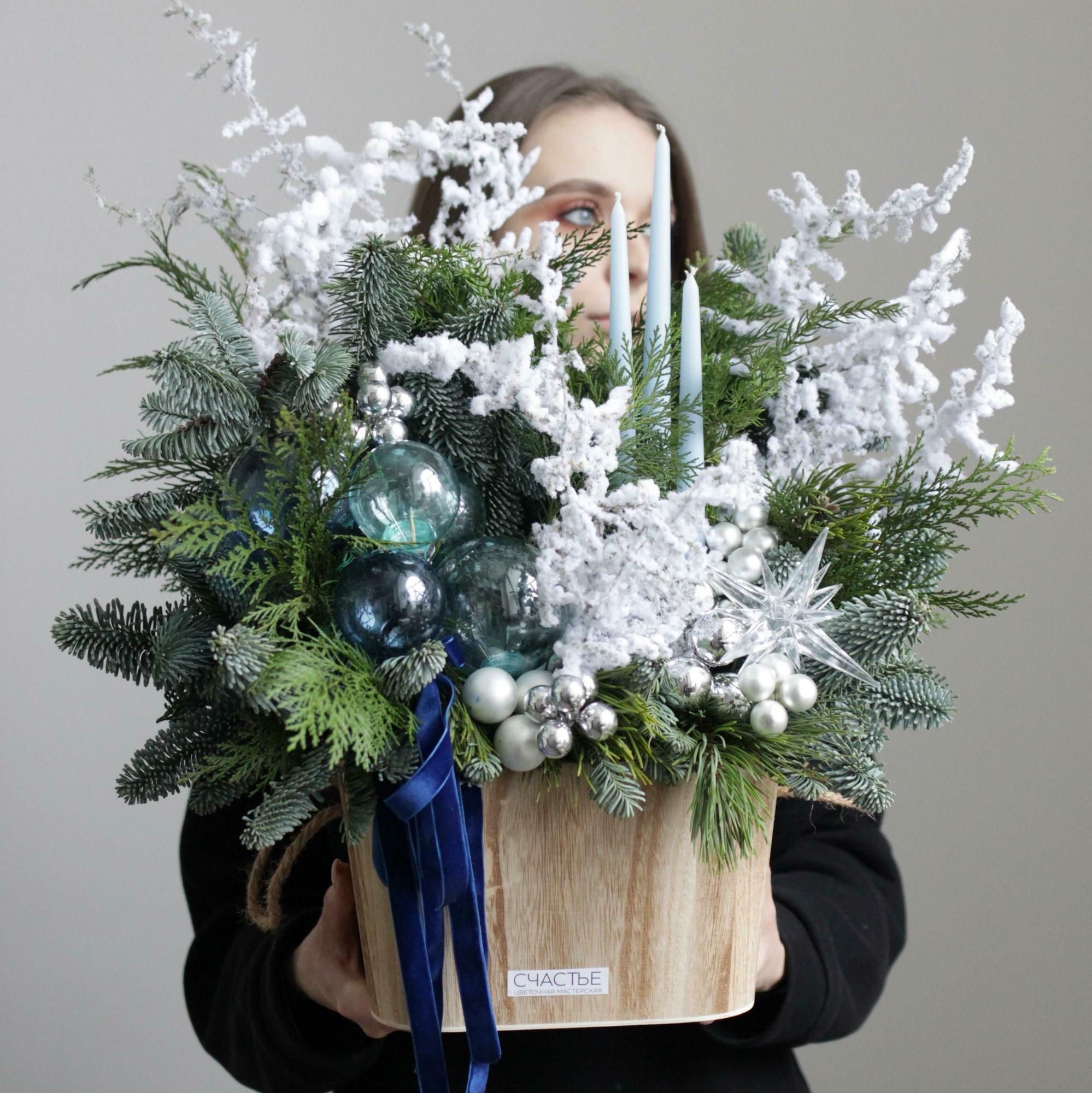 Хвойная корзина со стеклянными шарами