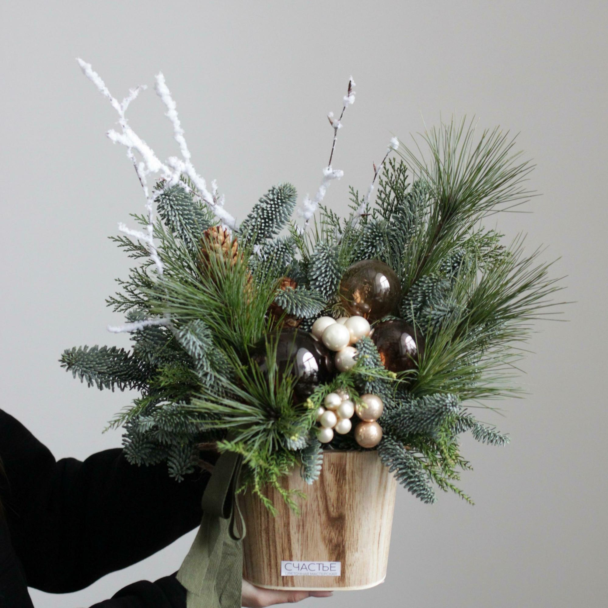 Хвойная корзина в коричневых оттенках