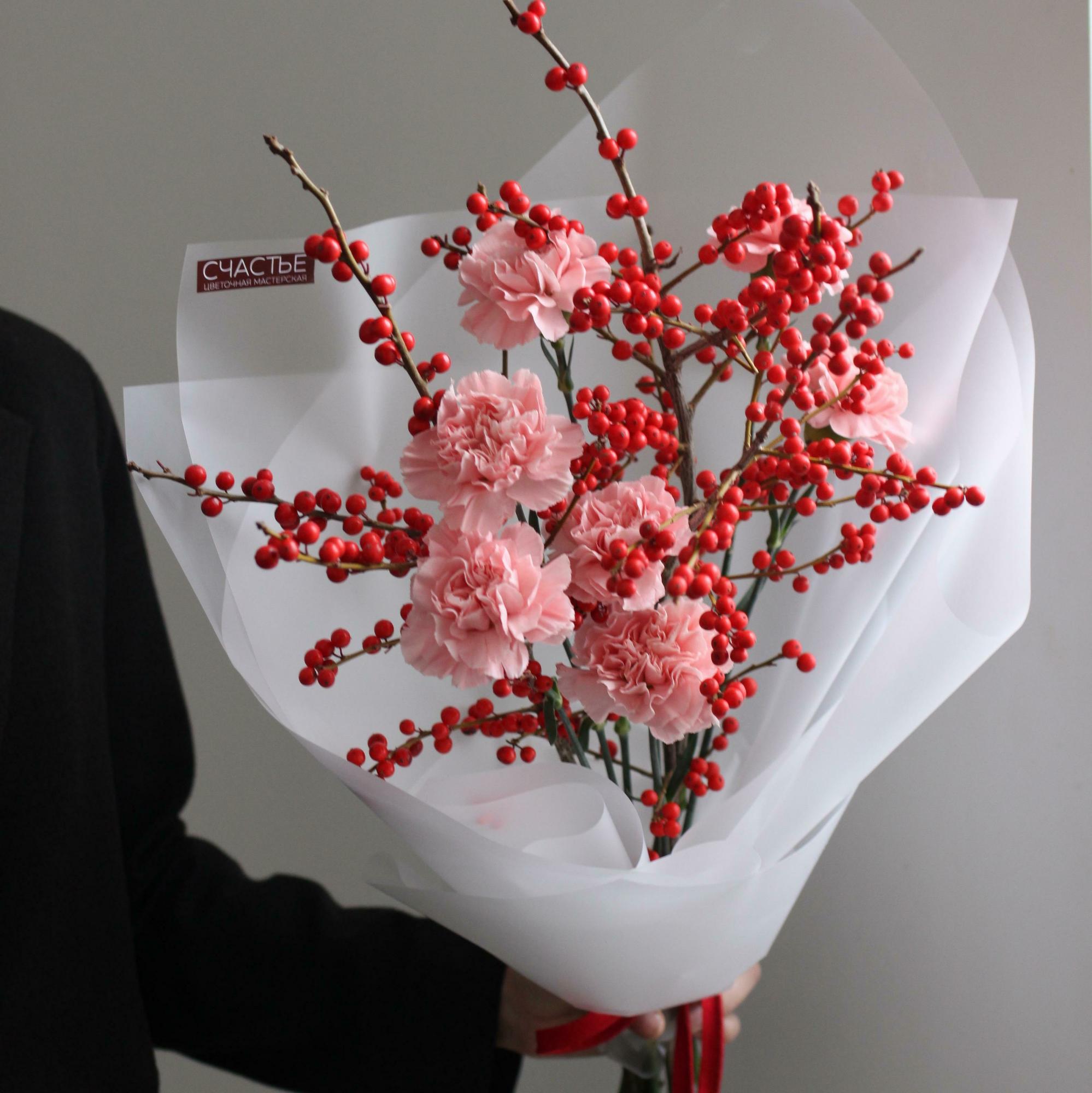 Илекс с розовыми гвоздиками