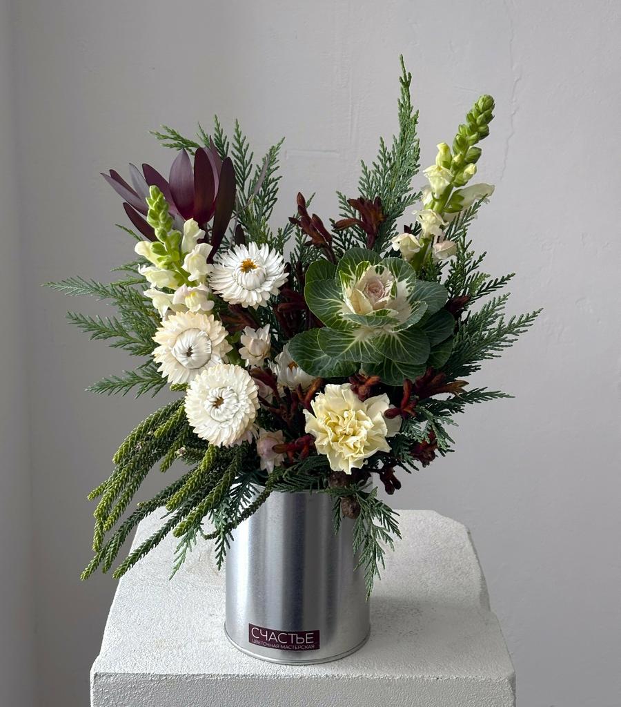 Металлическая банка с хвоей