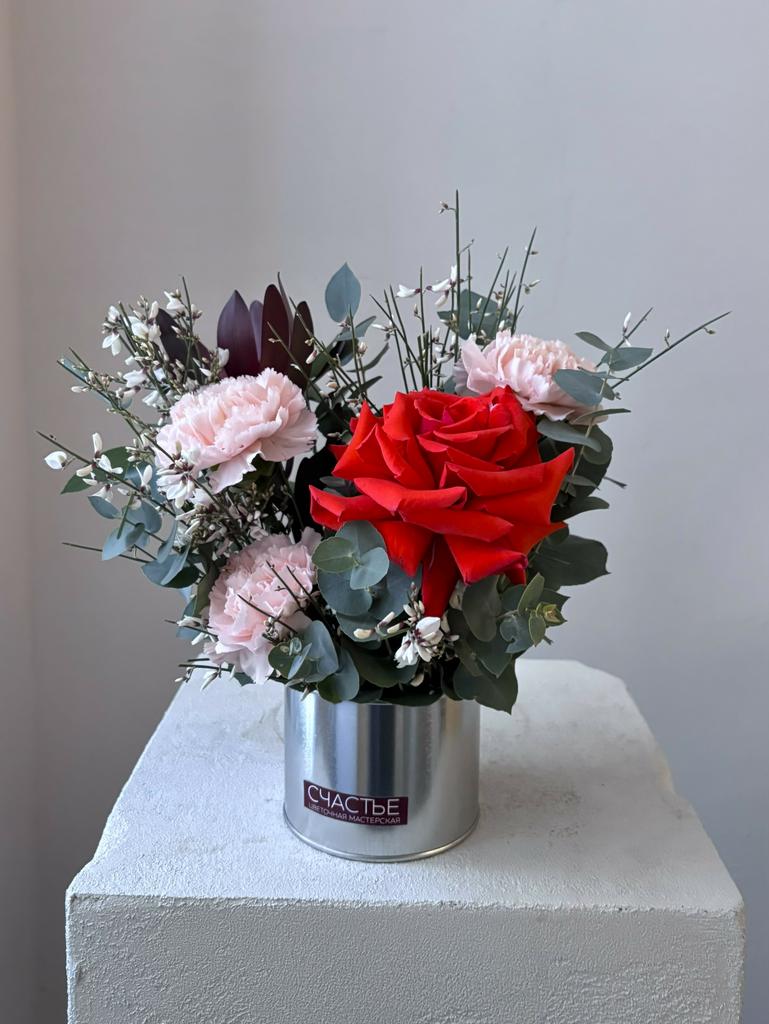 Яркая металлическая банка