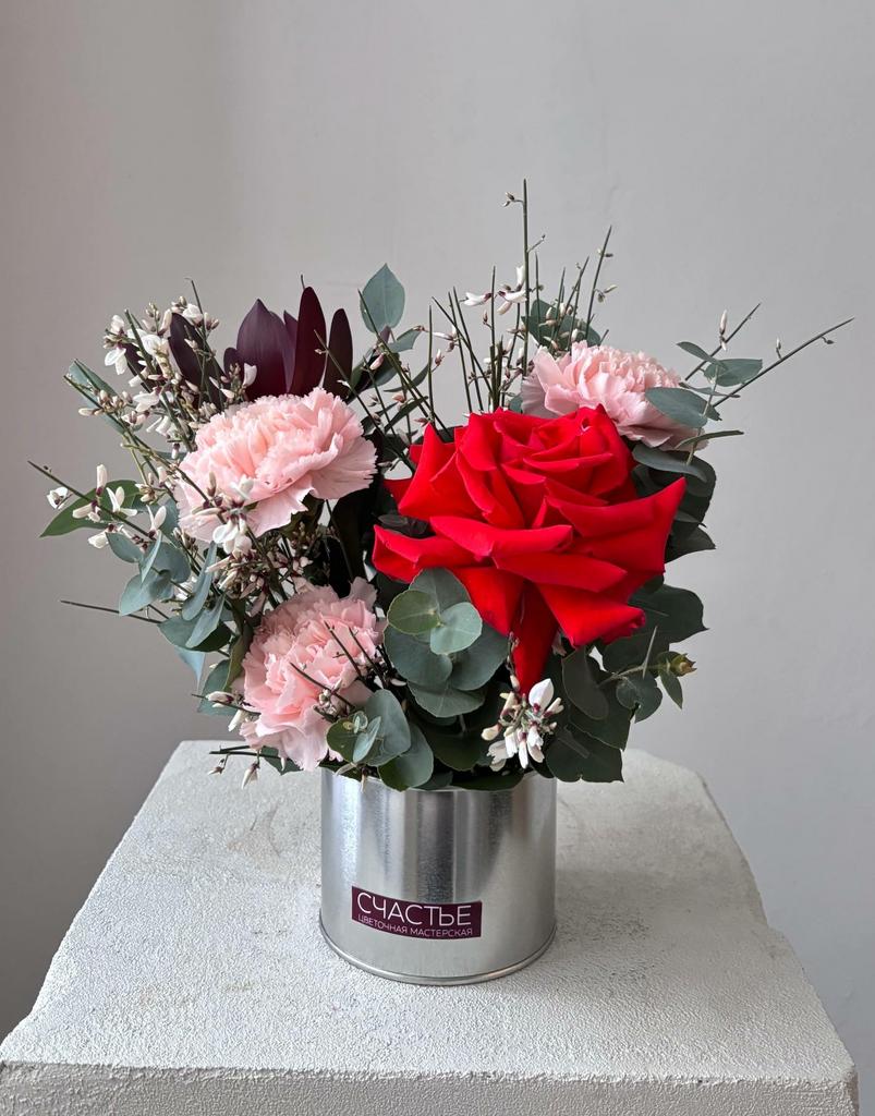 Яркая металлическая банка