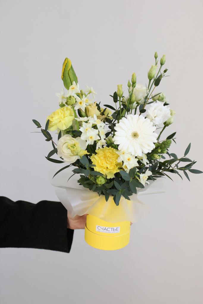 Шляпная коробка с весенним составом