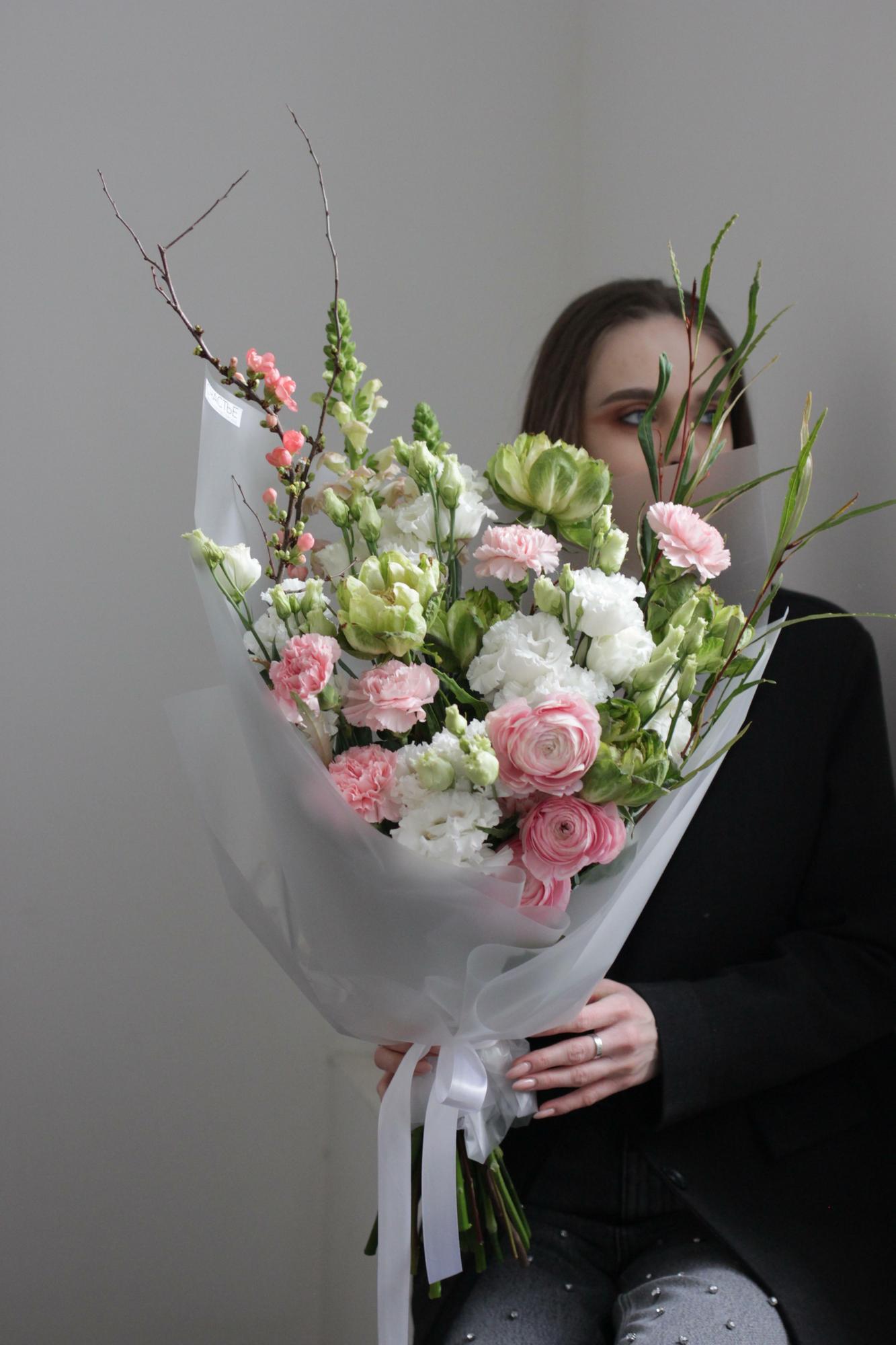 Весенний букет в бело-розовой гамме
