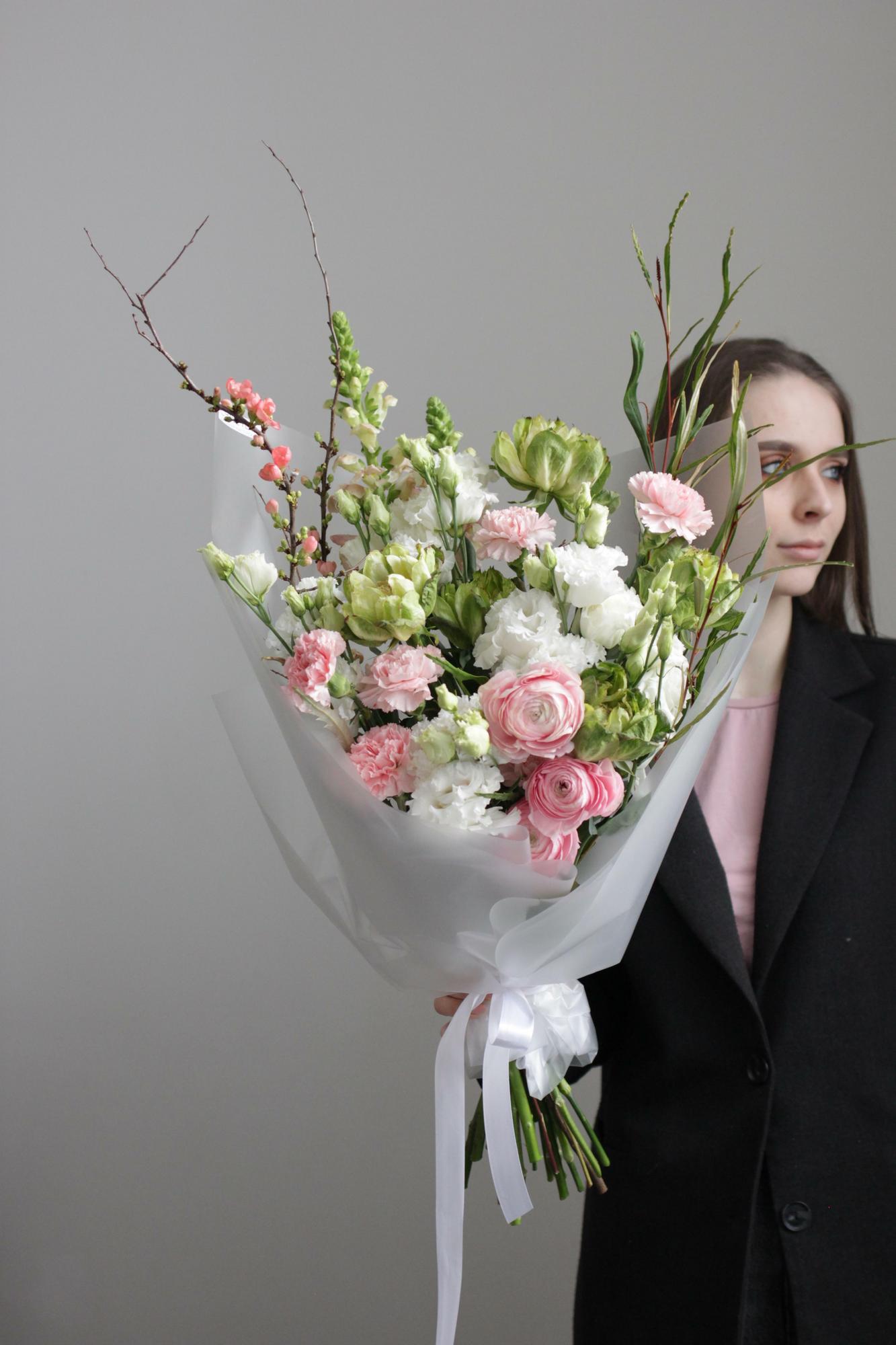 Весенний букет в бело-розовой гамме