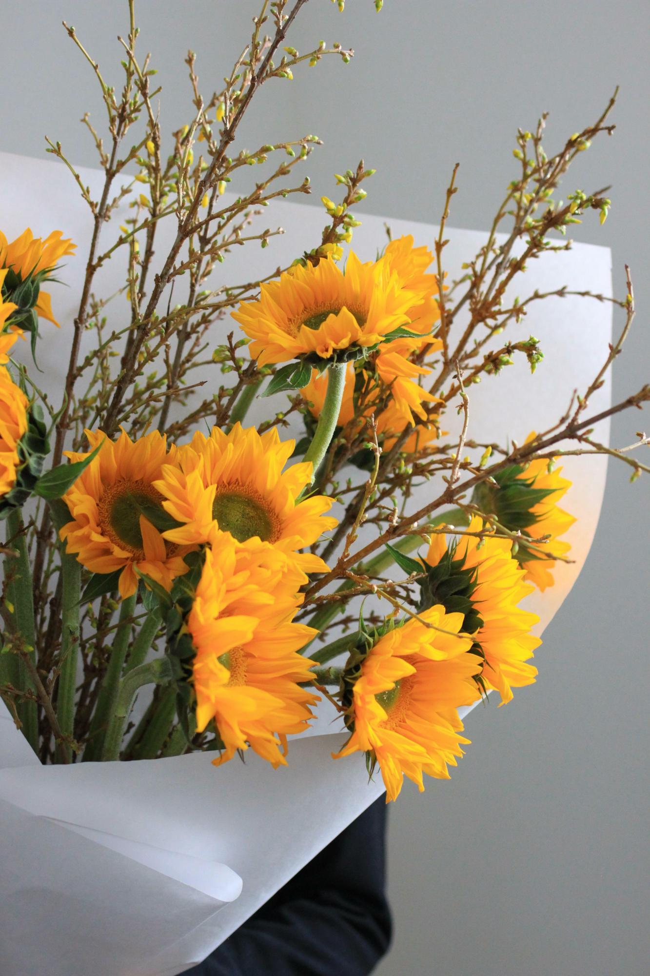 Букет дуо Подсолнухи и форзиция