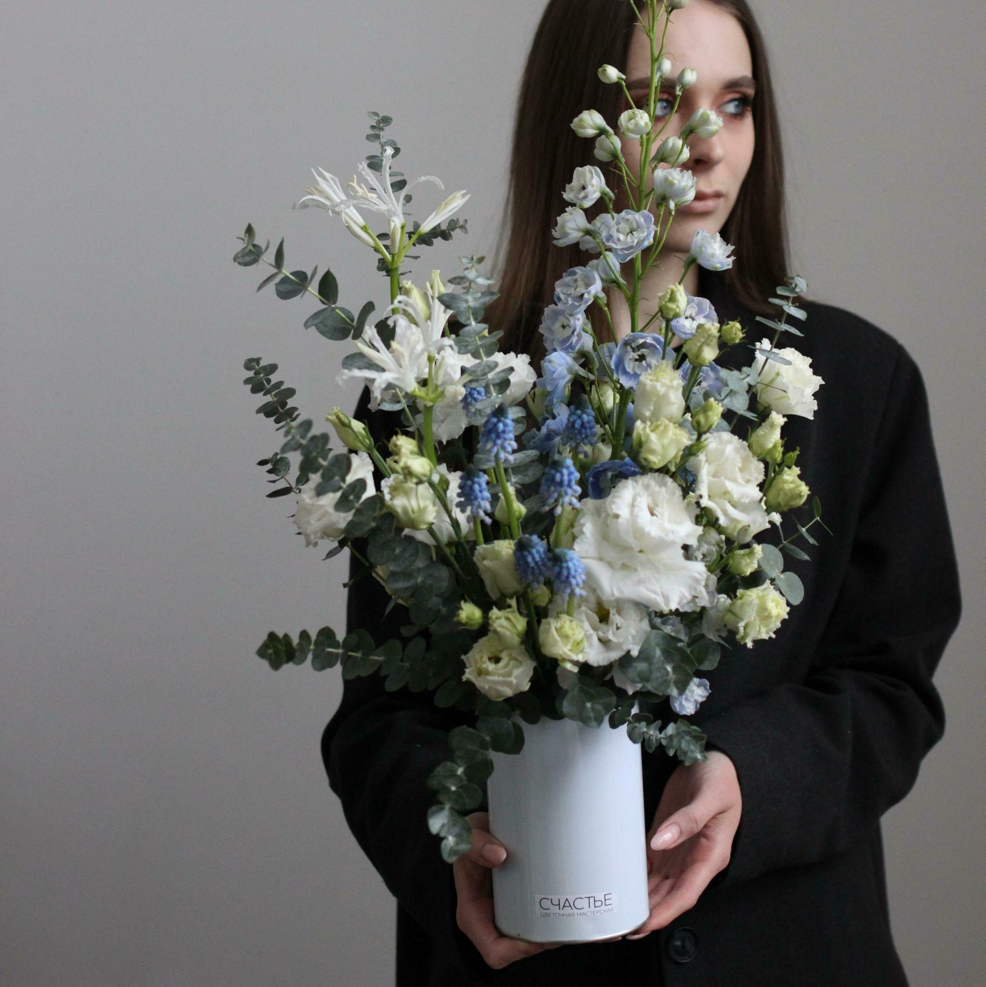 Весенняя композиция в металлической банке