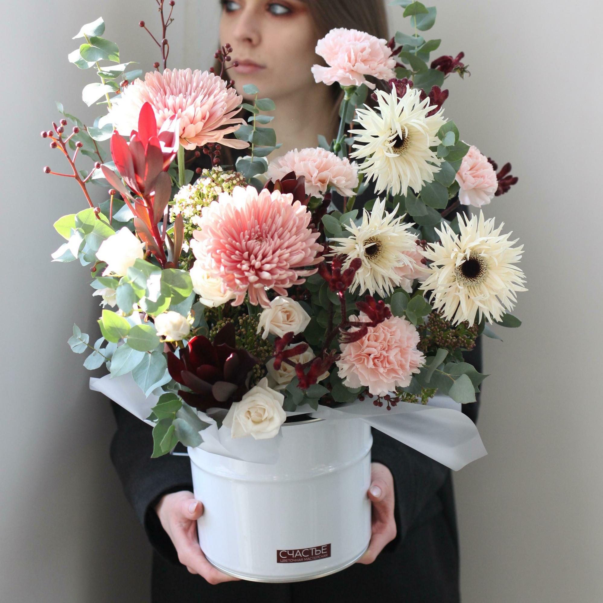 Весенняя композиция в металлическом ведре