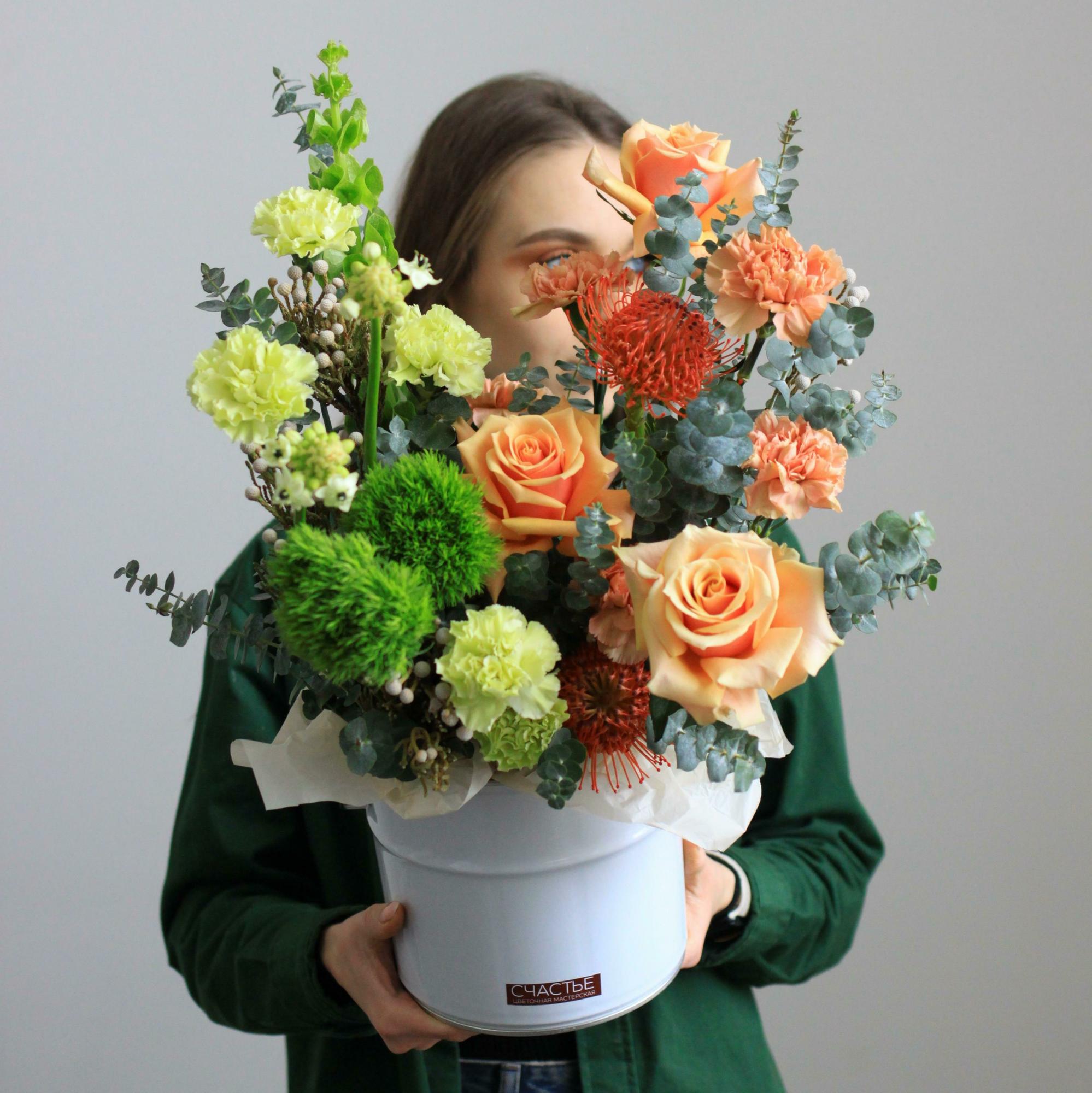 Весенняя композиция в металлическом ведре