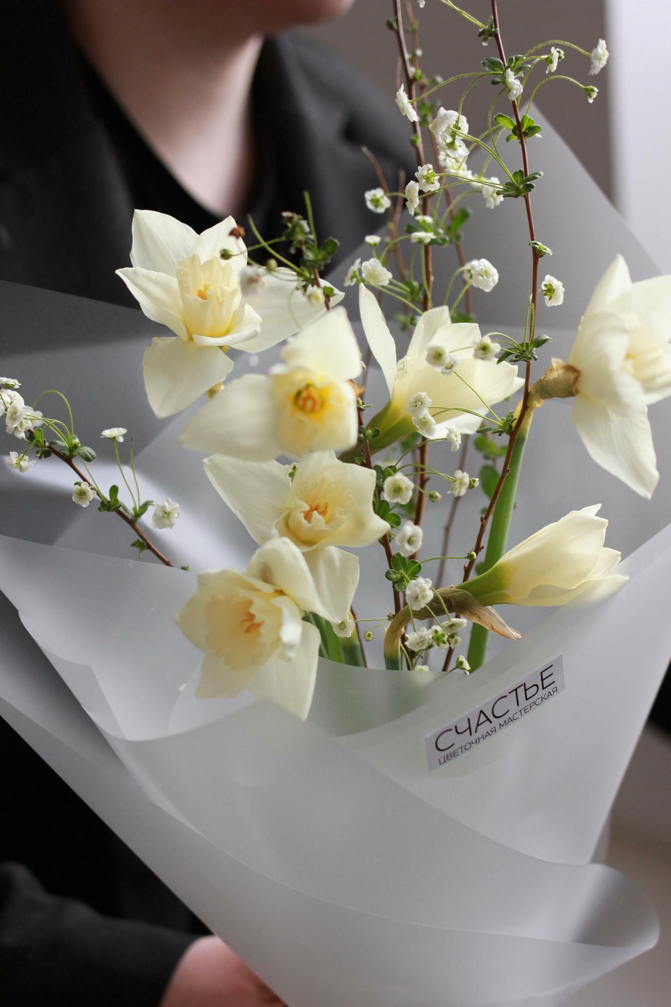 Весенний с нарциссами