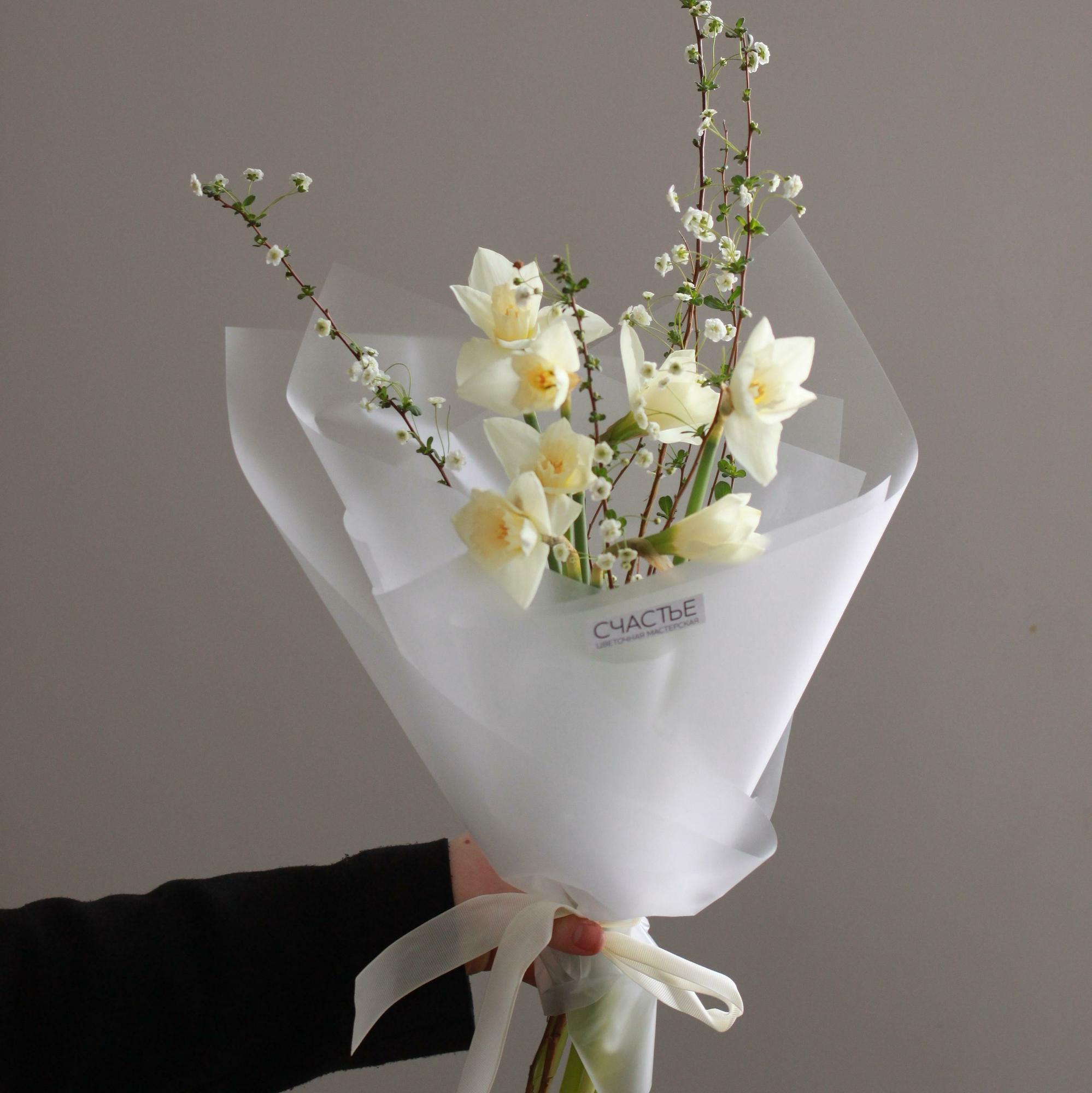 Весенний с нарциссами