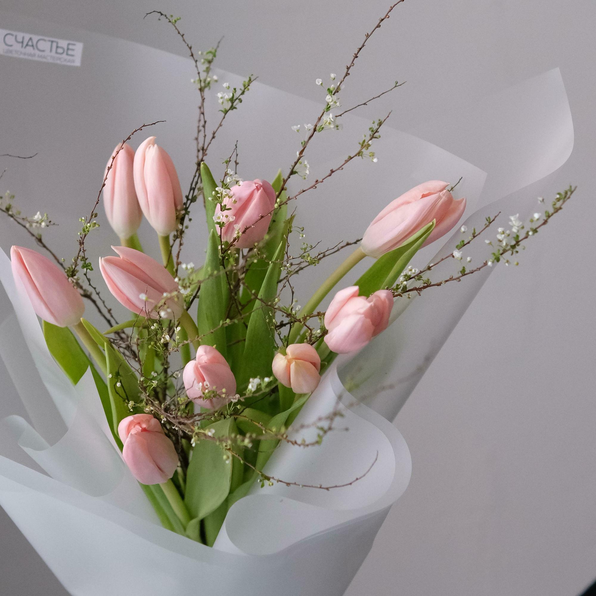 Тюльпаны со спиреей