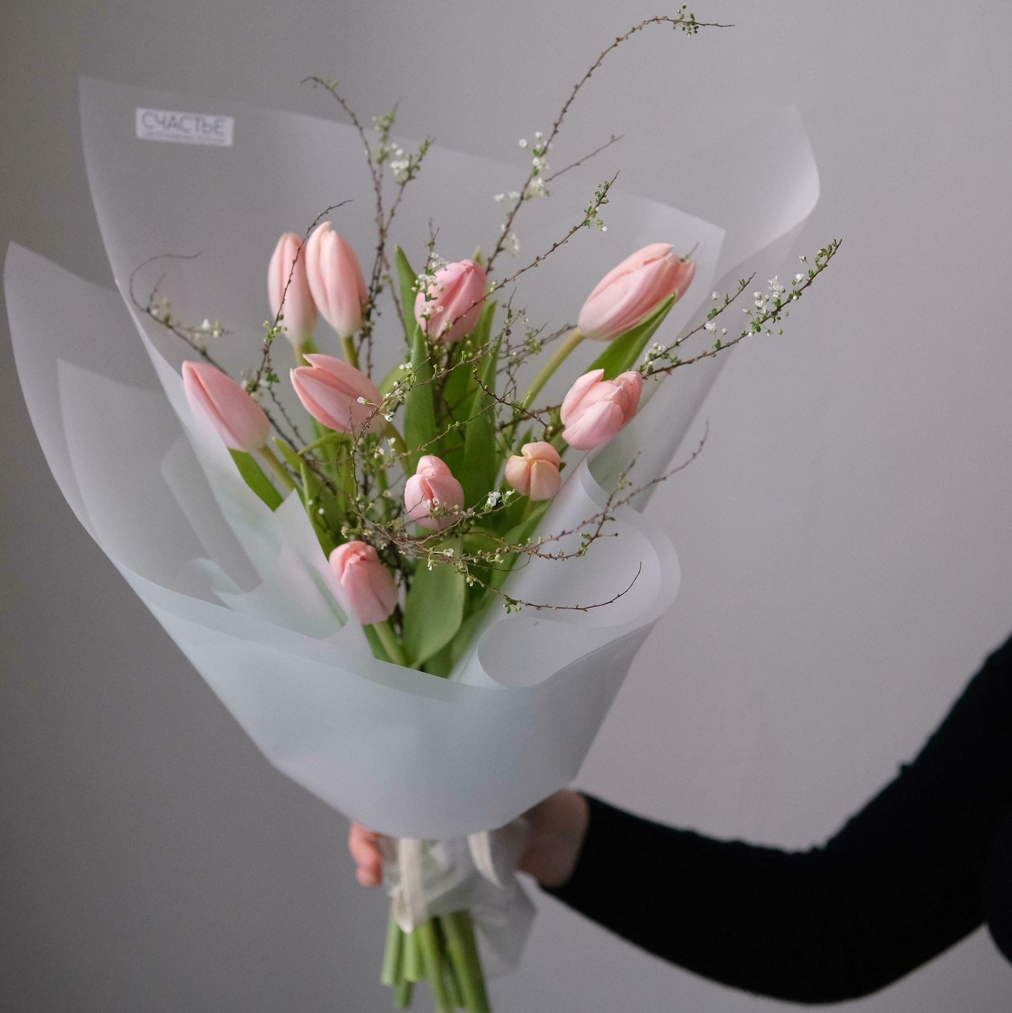 Тюльпаны со спиреей