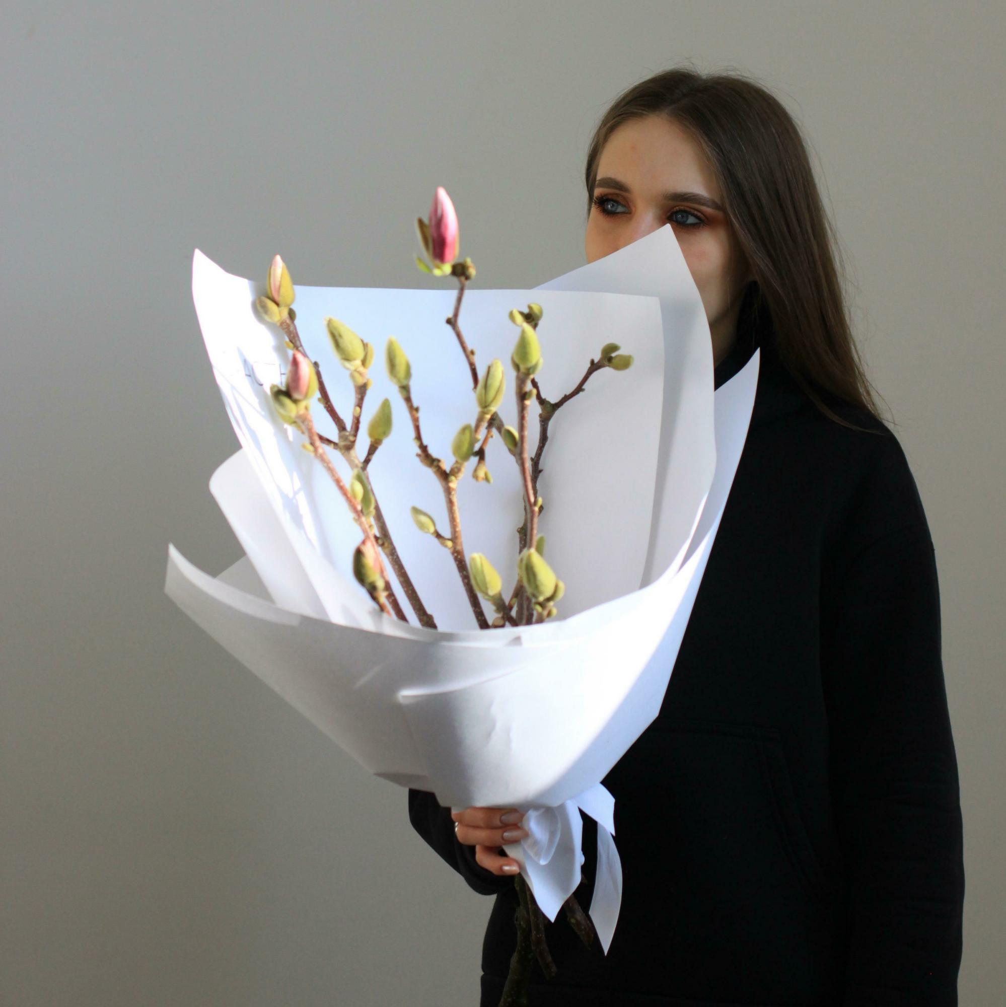 Моно букет из веточек магнолии