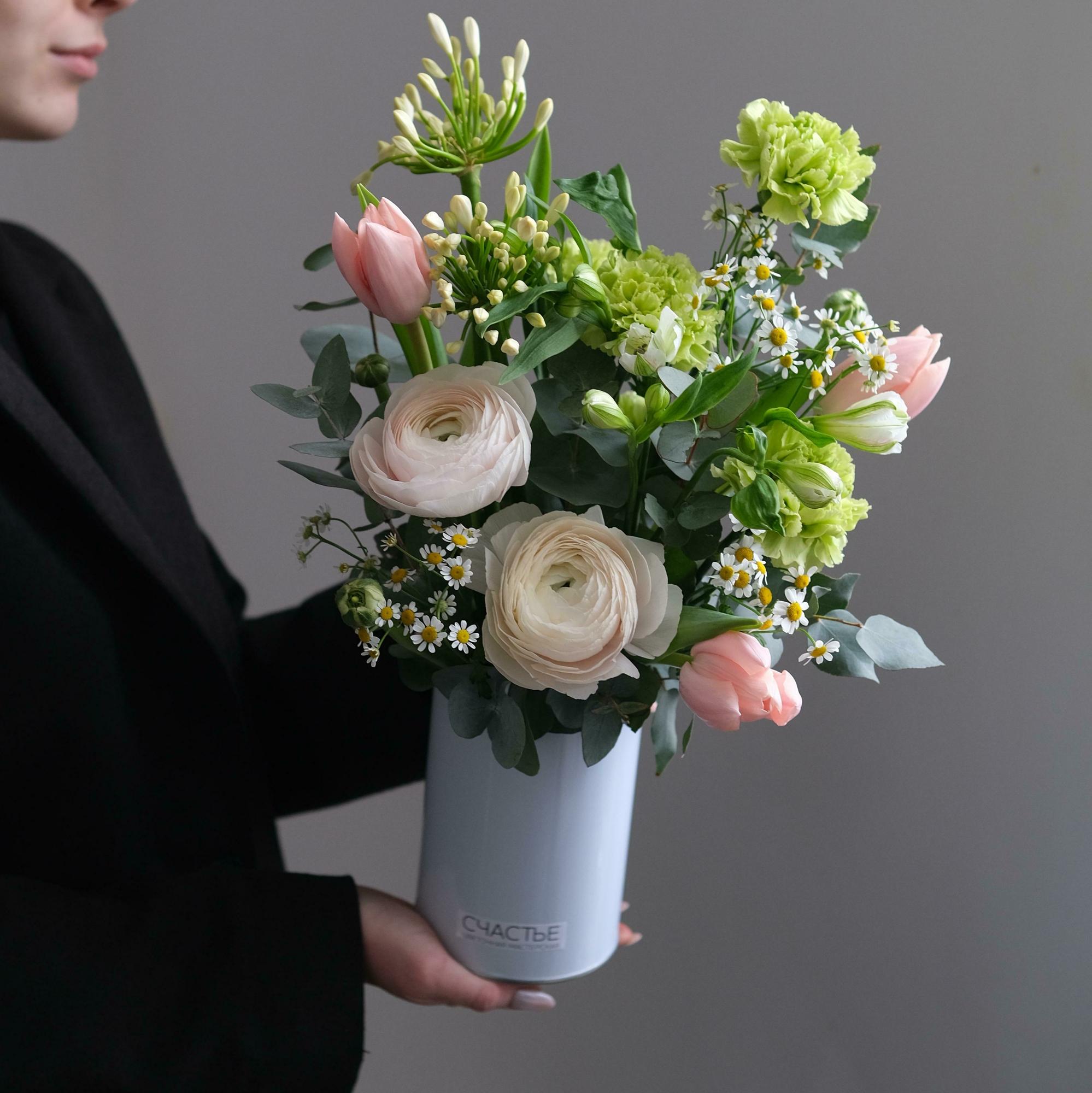 Цветочная композиция в металлической банке