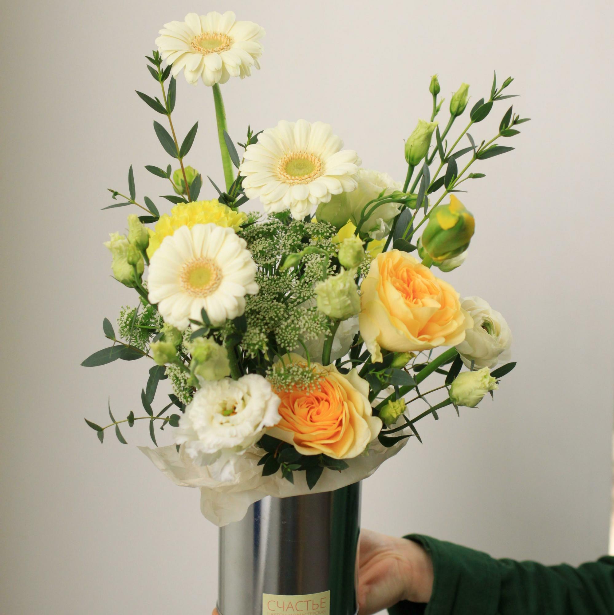 Цветочная композиция в металлической банке