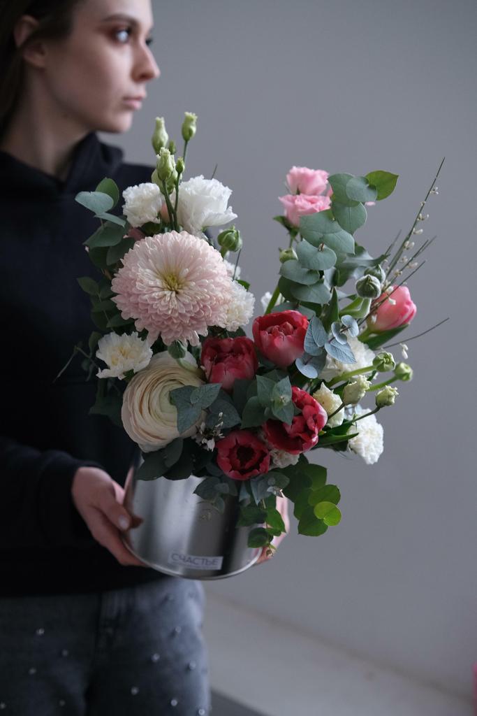 Банка с тюльпанами