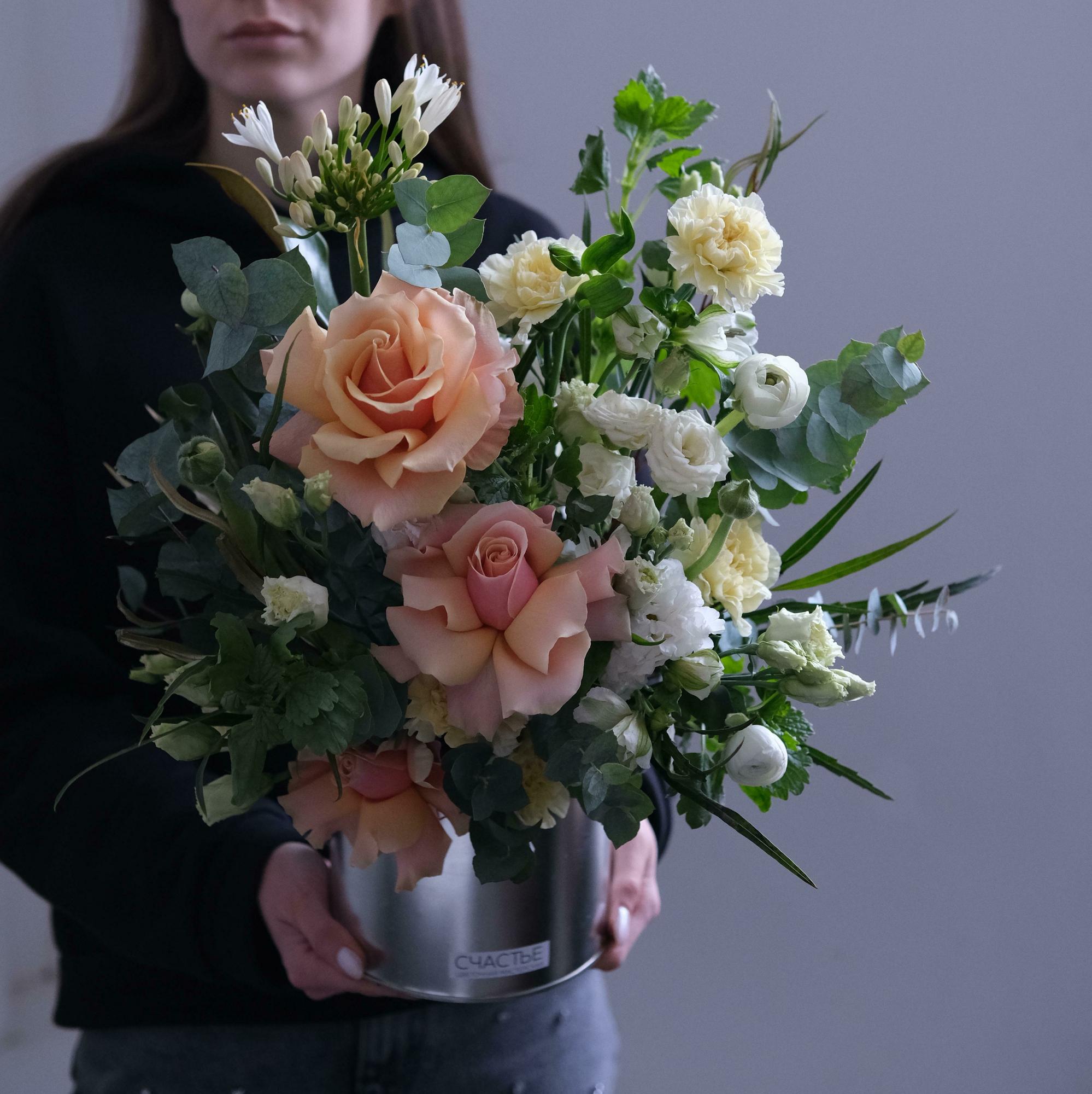 Композиция в средней металлической банке