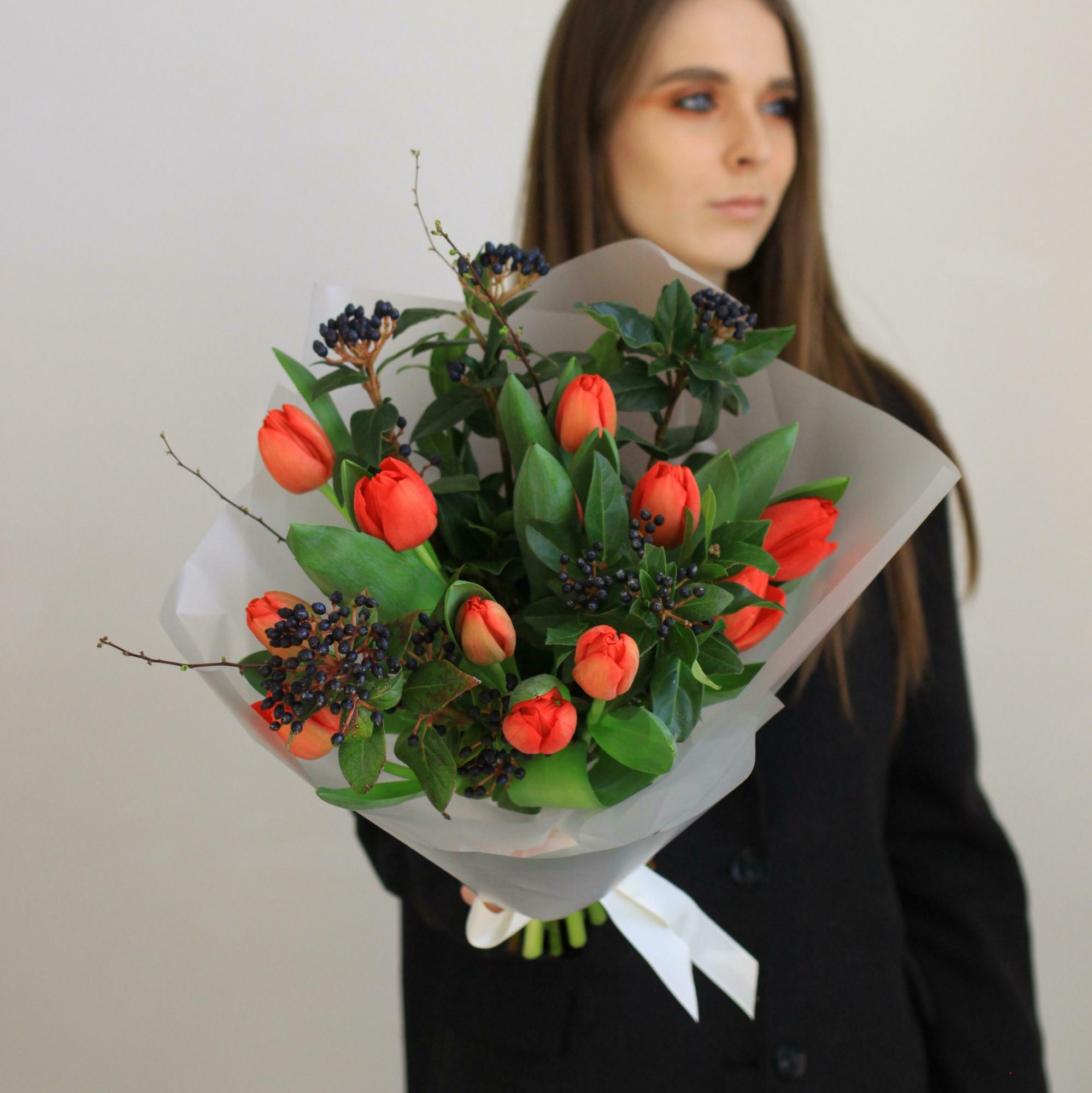 Букет тюльпанов с ягодами вибурнума