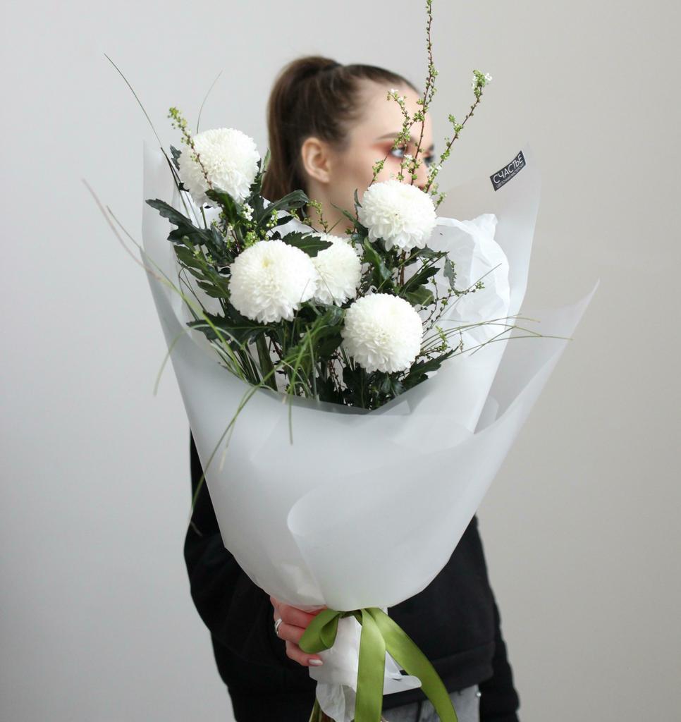 Пушистые хризантемы со спиреей