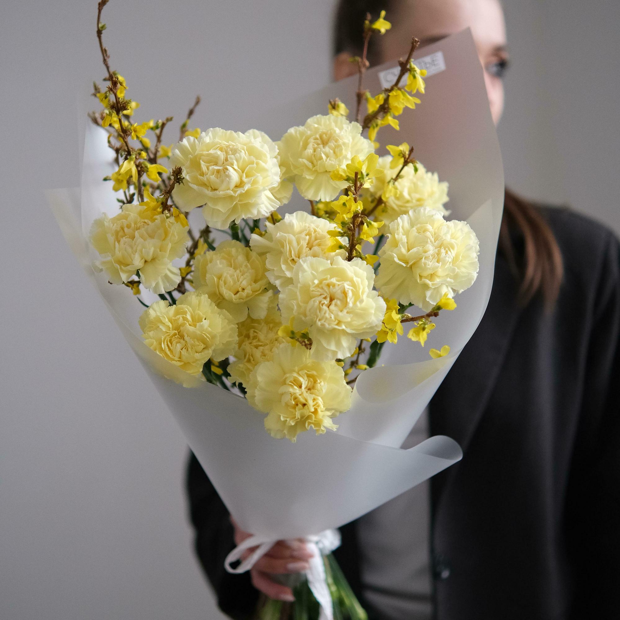 Форзиция и гвоздики