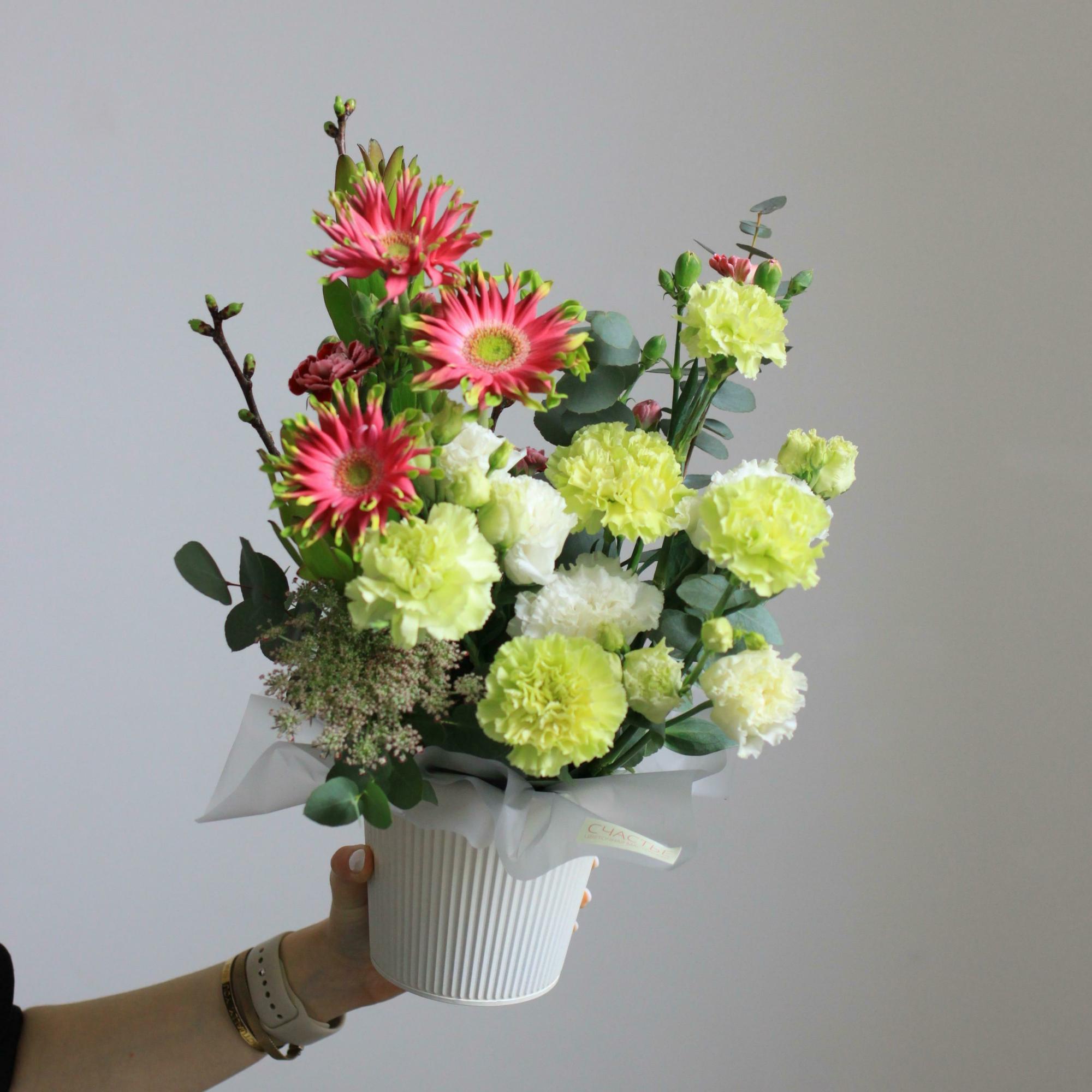 Весенняя композиция в керамическом кашпо