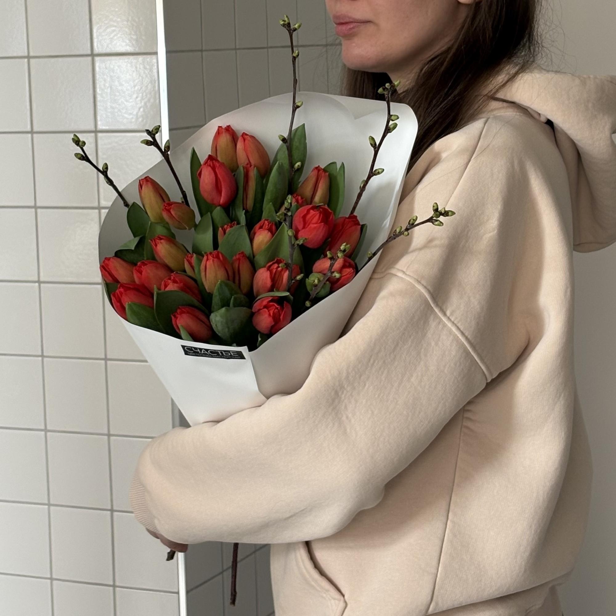 Дуобукет тюльпанов и вишни