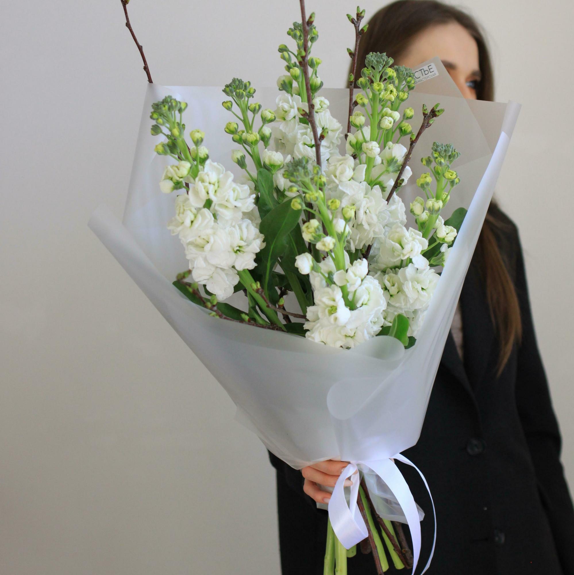 Ароматная маттиола с веточками вишни