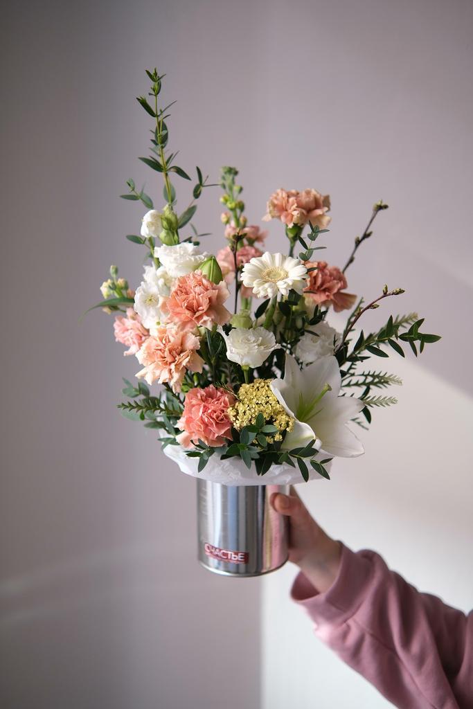 Воздушная композиция в металлической банке