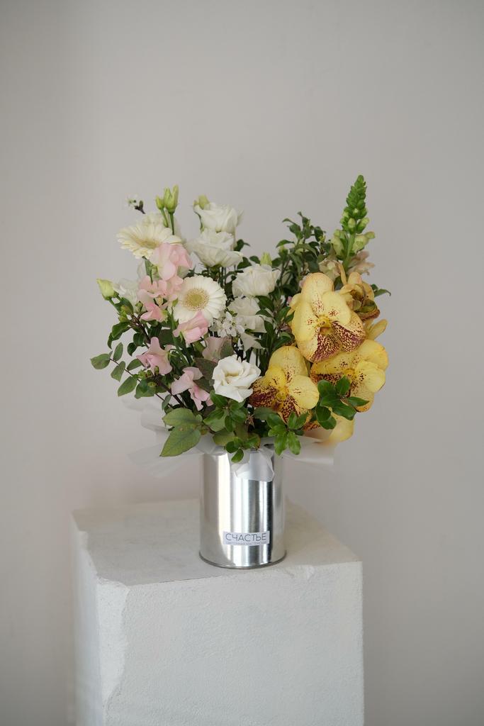 Воздушная композиция в металлической банке