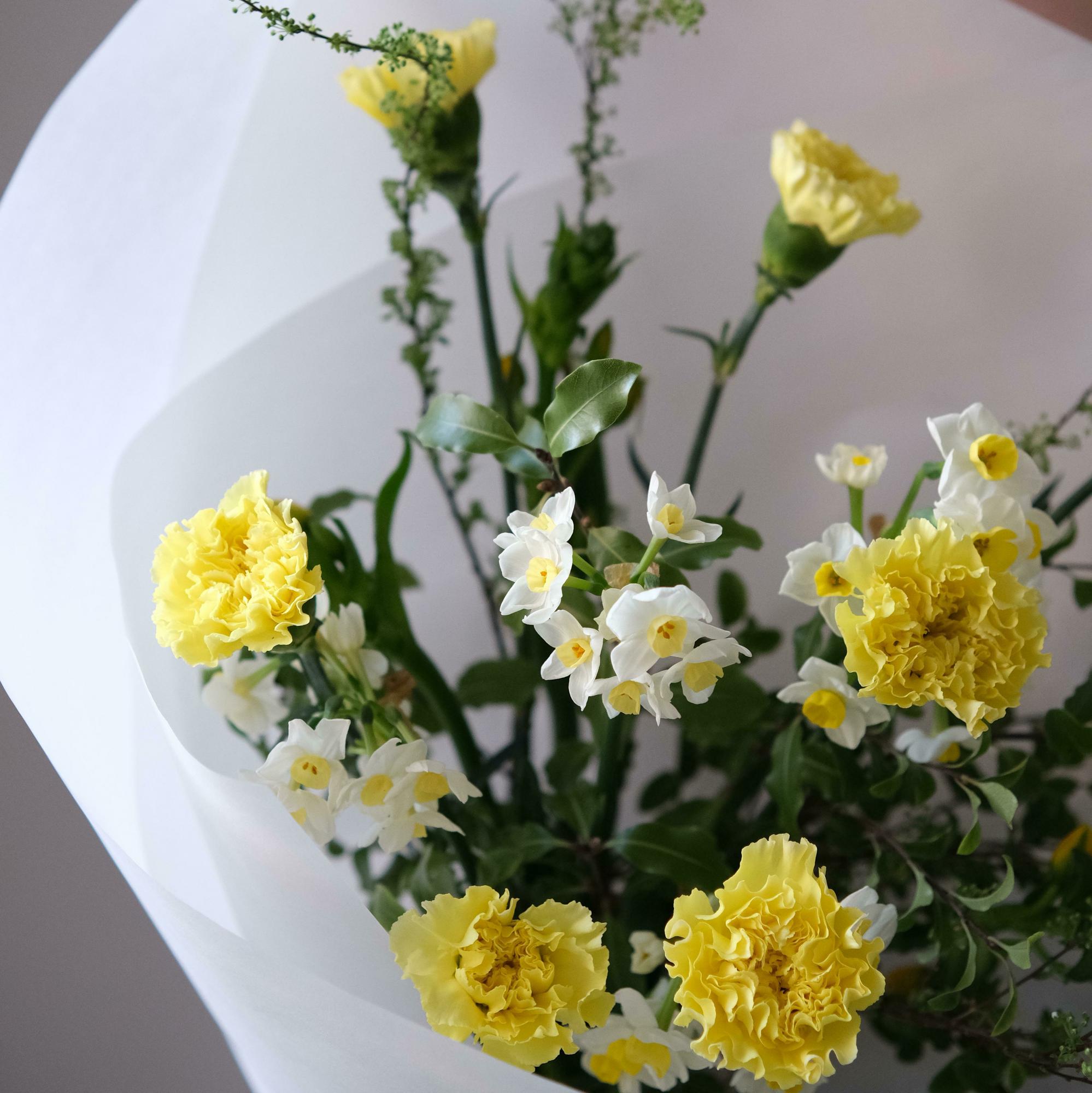 Весенний букет с нарциссами