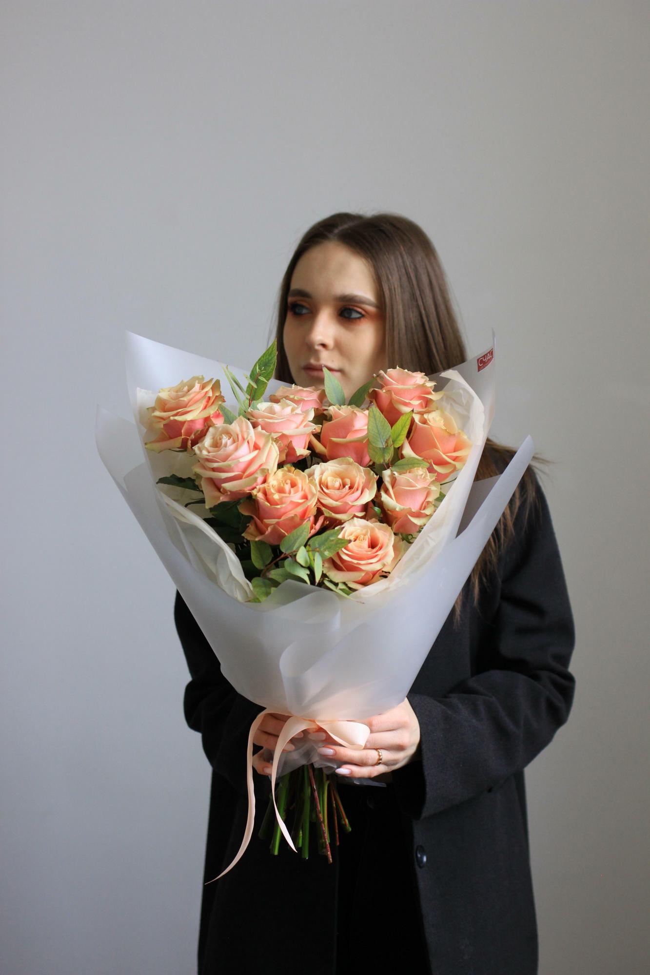 Моно персиковых роз с эвкалиптом