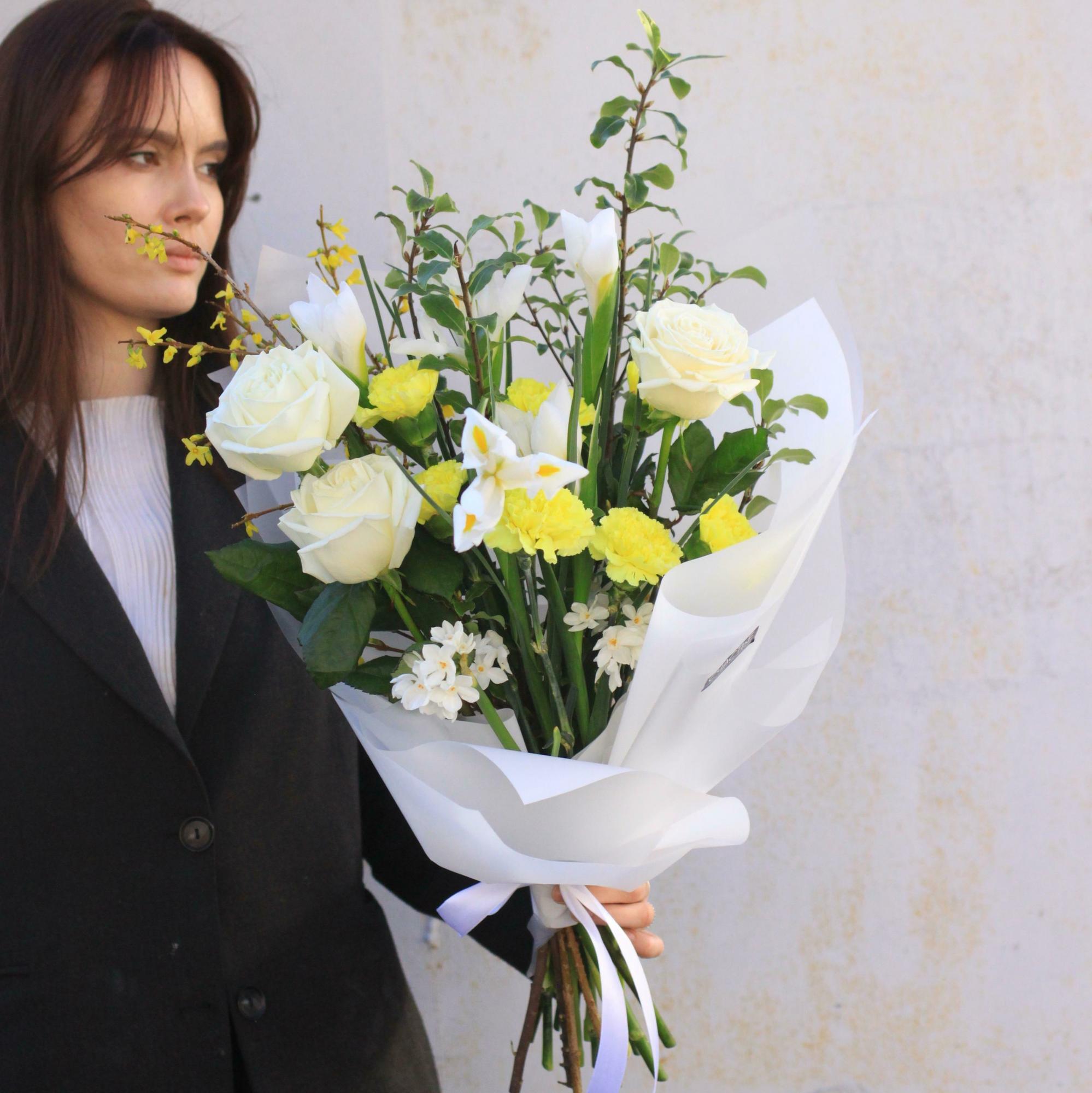 С ирисами и веточками