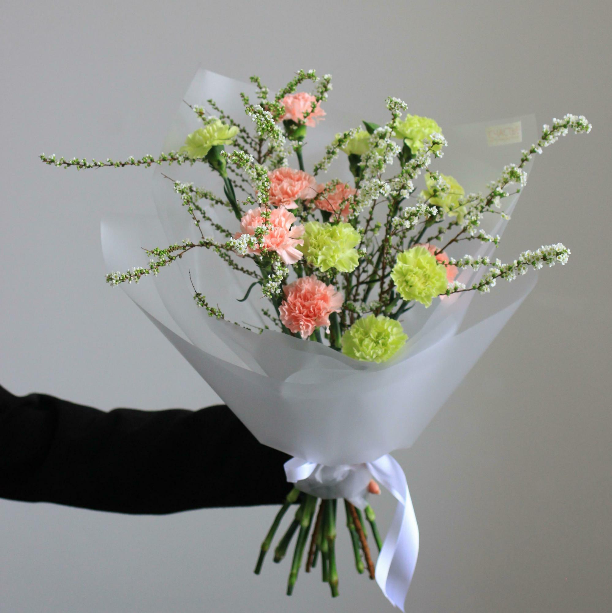 Воздушный букет с гвоздиками и спиреей